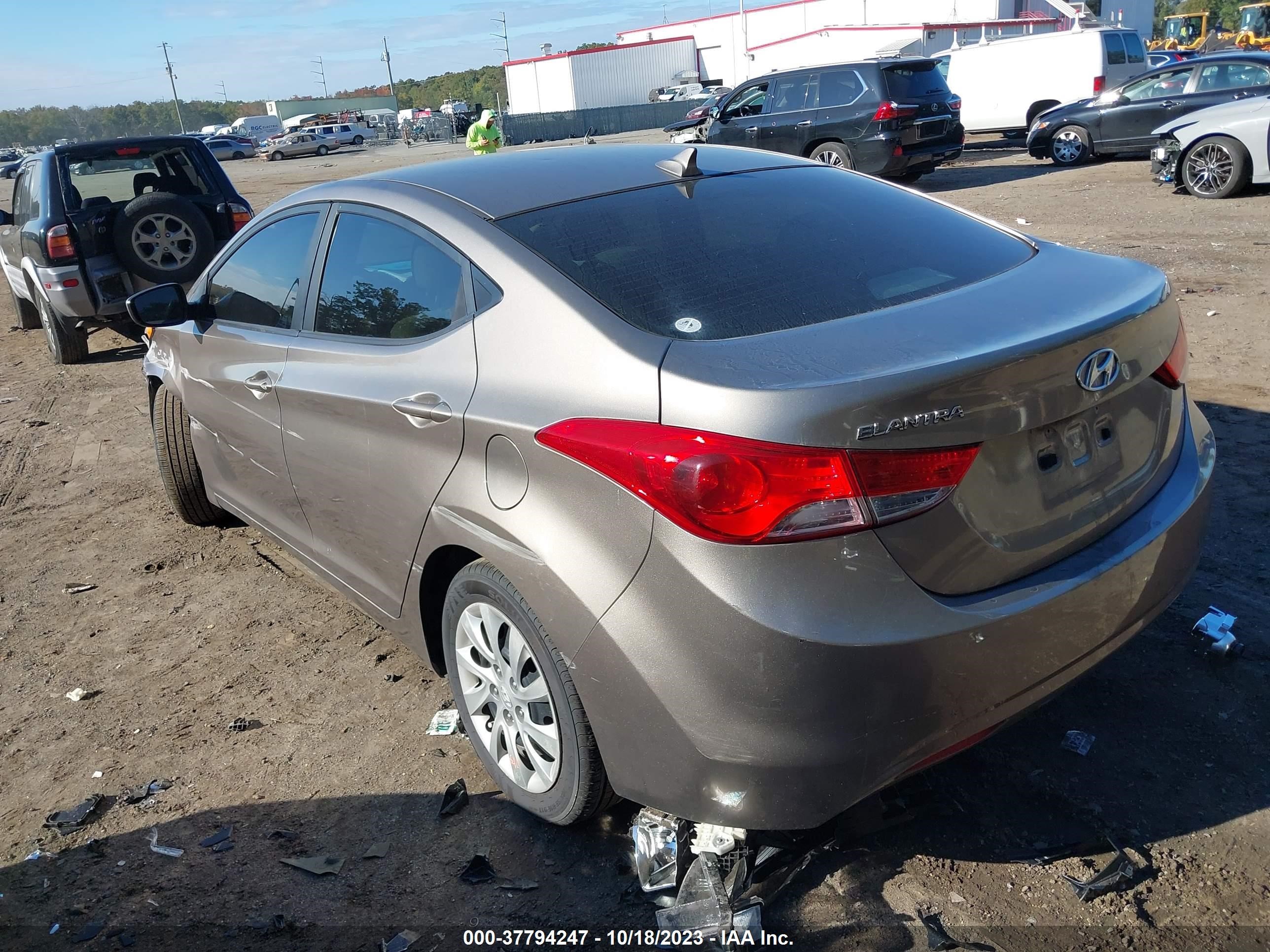 Photo 2 VIN: 5NPDH4AE4CH067669 - HYUNDAI ELANTRA 