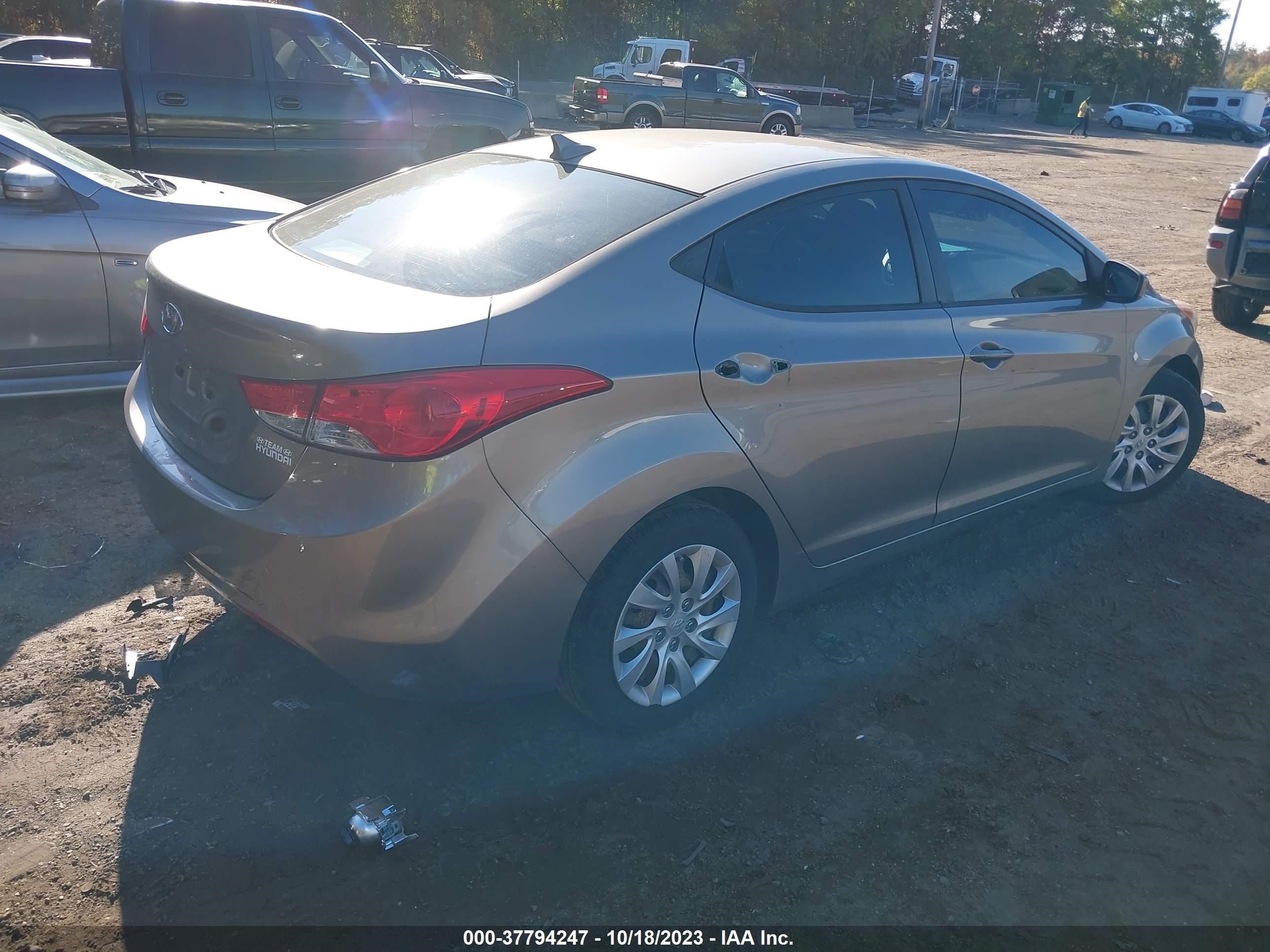 Photo 3 VIN: 5NPDH4AE4CH067669 - HYUNDAI ELANTRA 