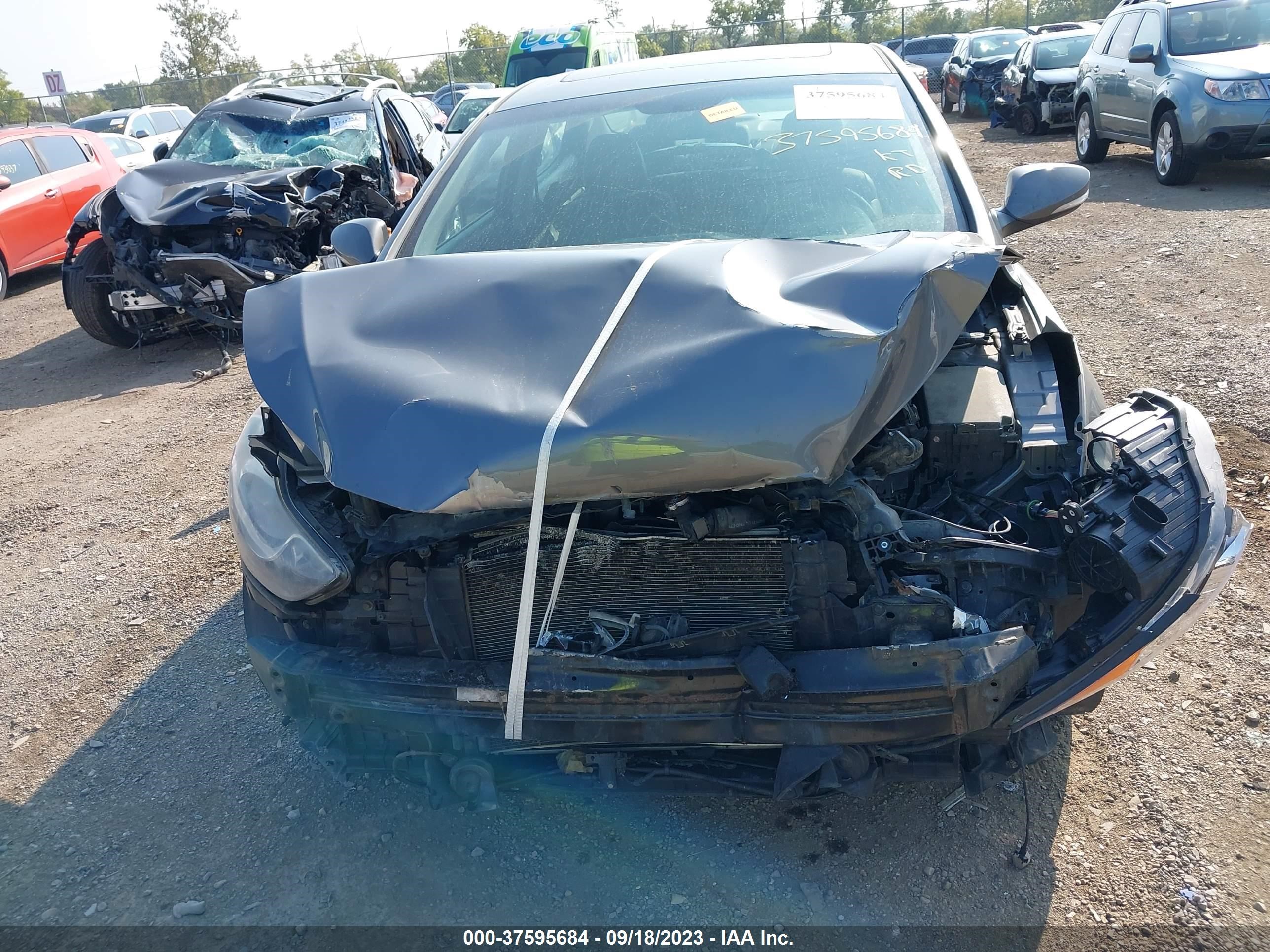 Photo 12 VIN: 5NPDH4AE4CH088988 - HYUNDAI ELANTRA 