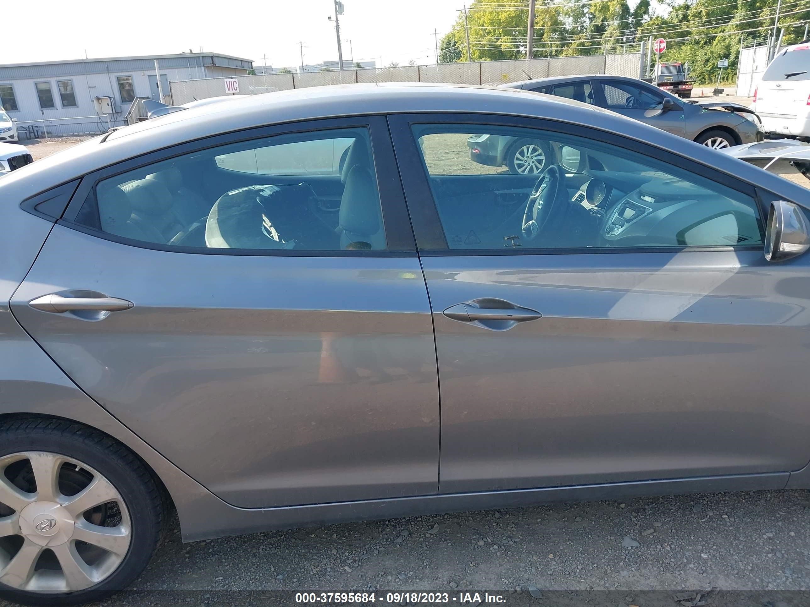 Photo 13 VIN: 5NPDH4AE4CH088988 - HYUNDAI ELANTRA 