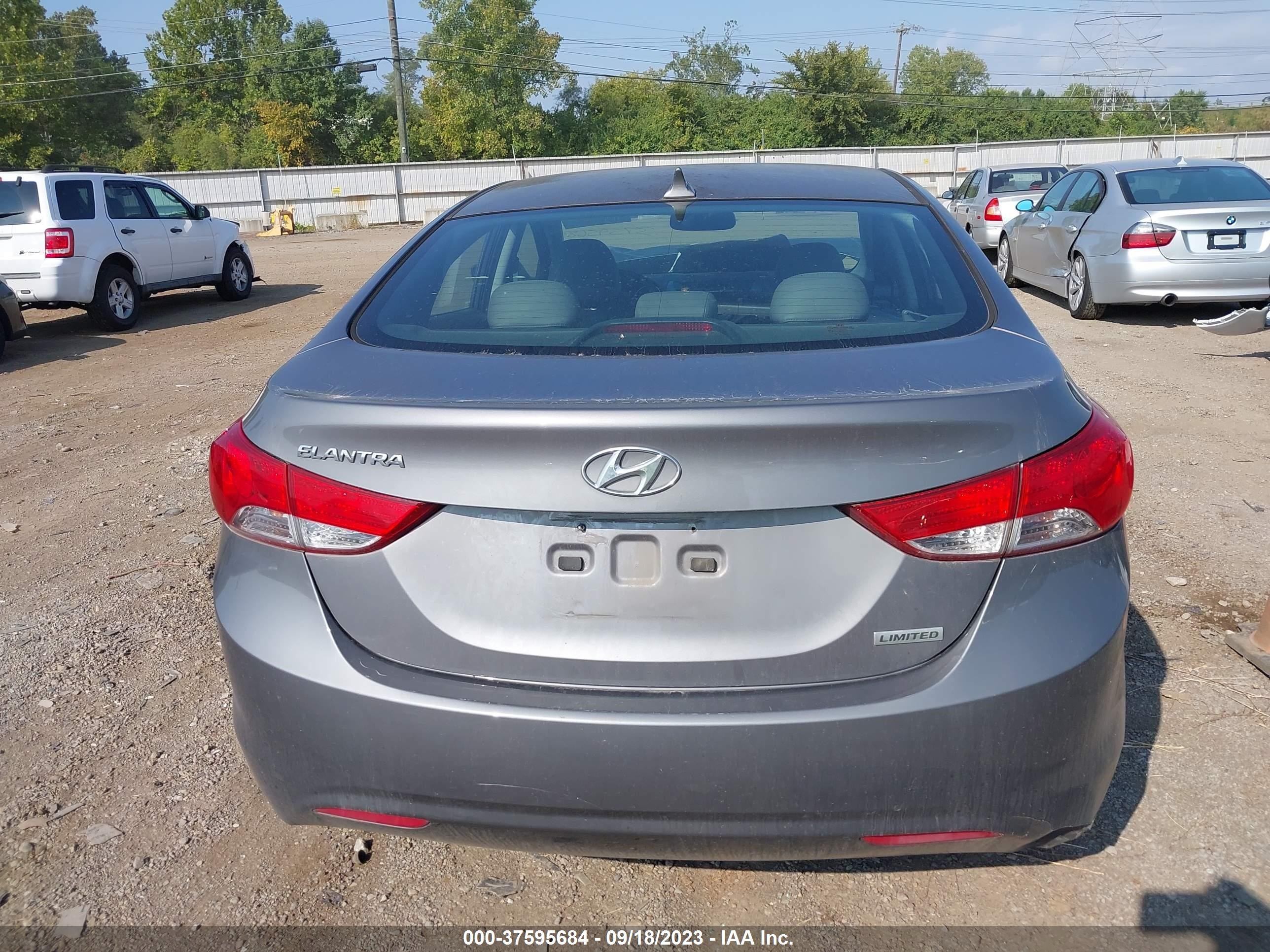 Photo 16 VIN: 5NPDH4AE4CH088988 - HYUNDAI ELANTRA 