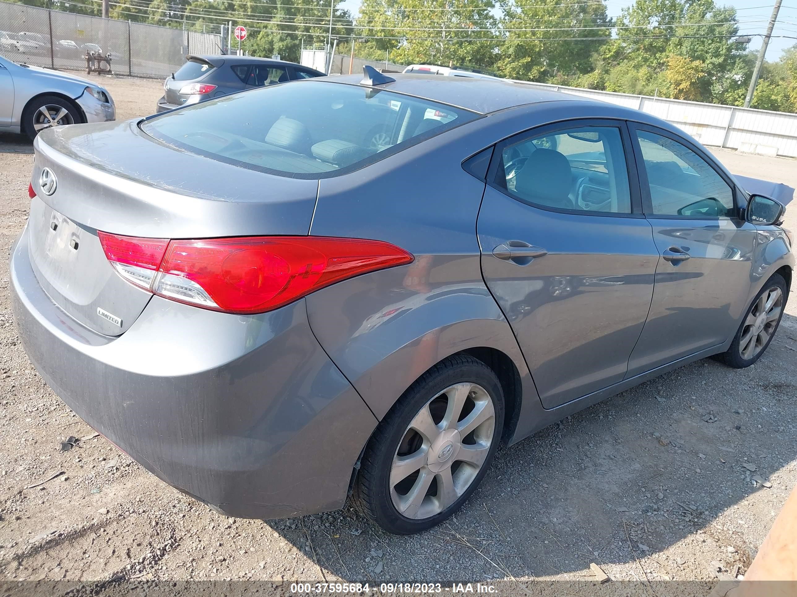 Photo 3 VIN: 5NPDH4AE4CH088988 - HYUNDAI ELANTRA 