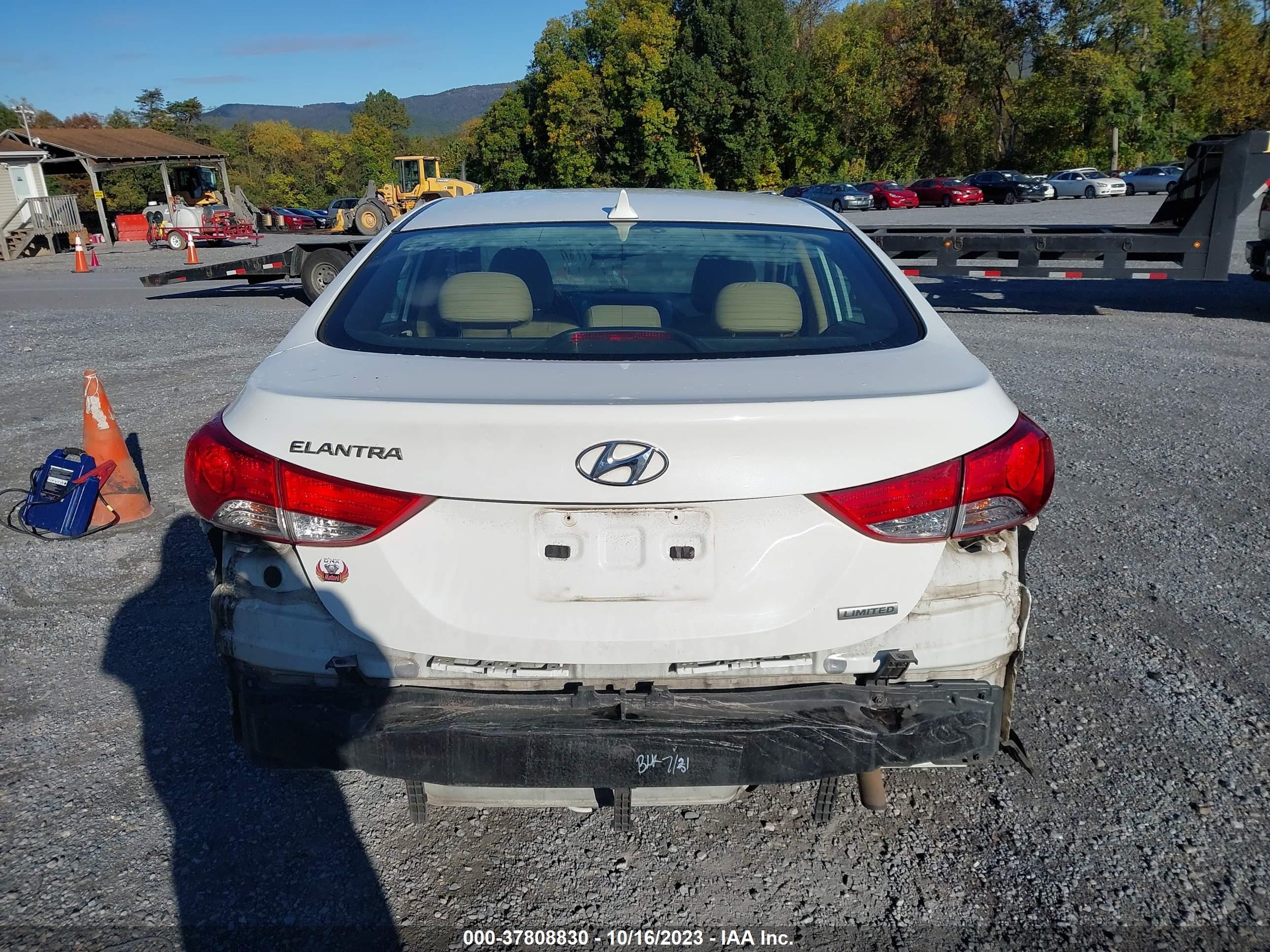 Photo 16 VIN: 5NPDH4AE4CH094273 - HYUNDAI ELANTRA 