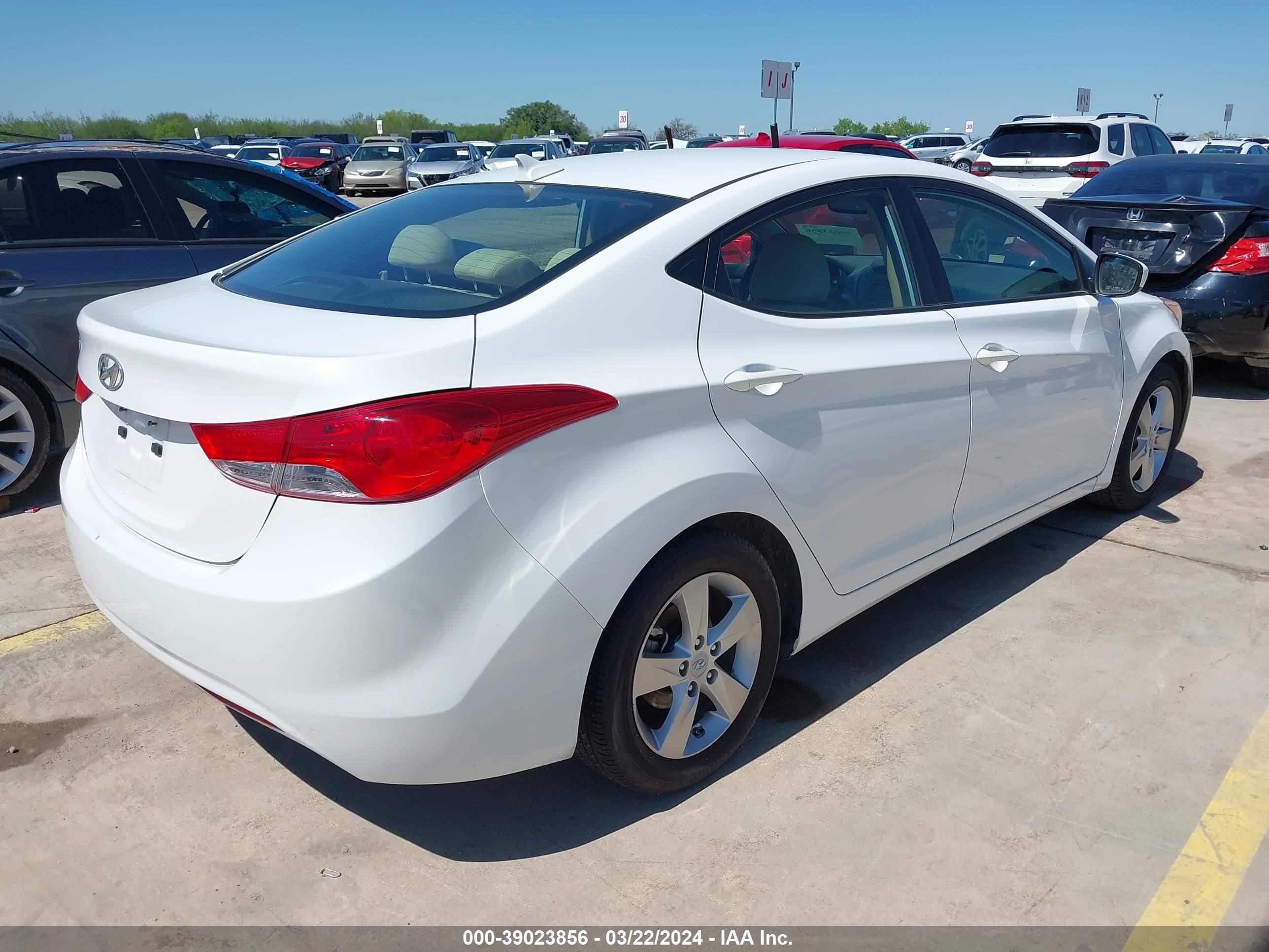 Photo 3 VIN: 5NPDH4AE4DH181219 - HYUNDAI ELANTRA 