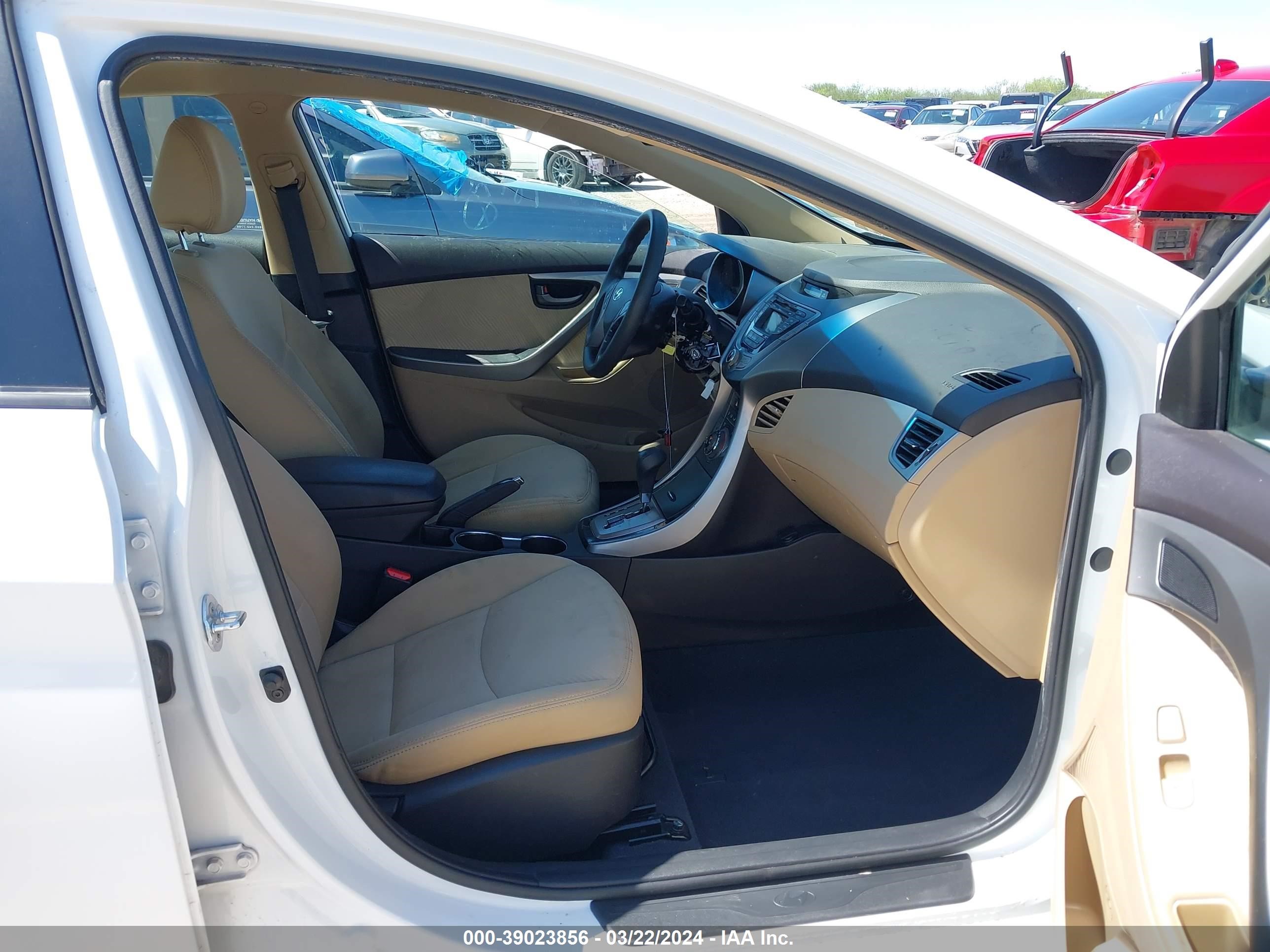 Photo 4 VIN: 5NPDH4AE4DH181219 - HYUNDAI ELANTRA 