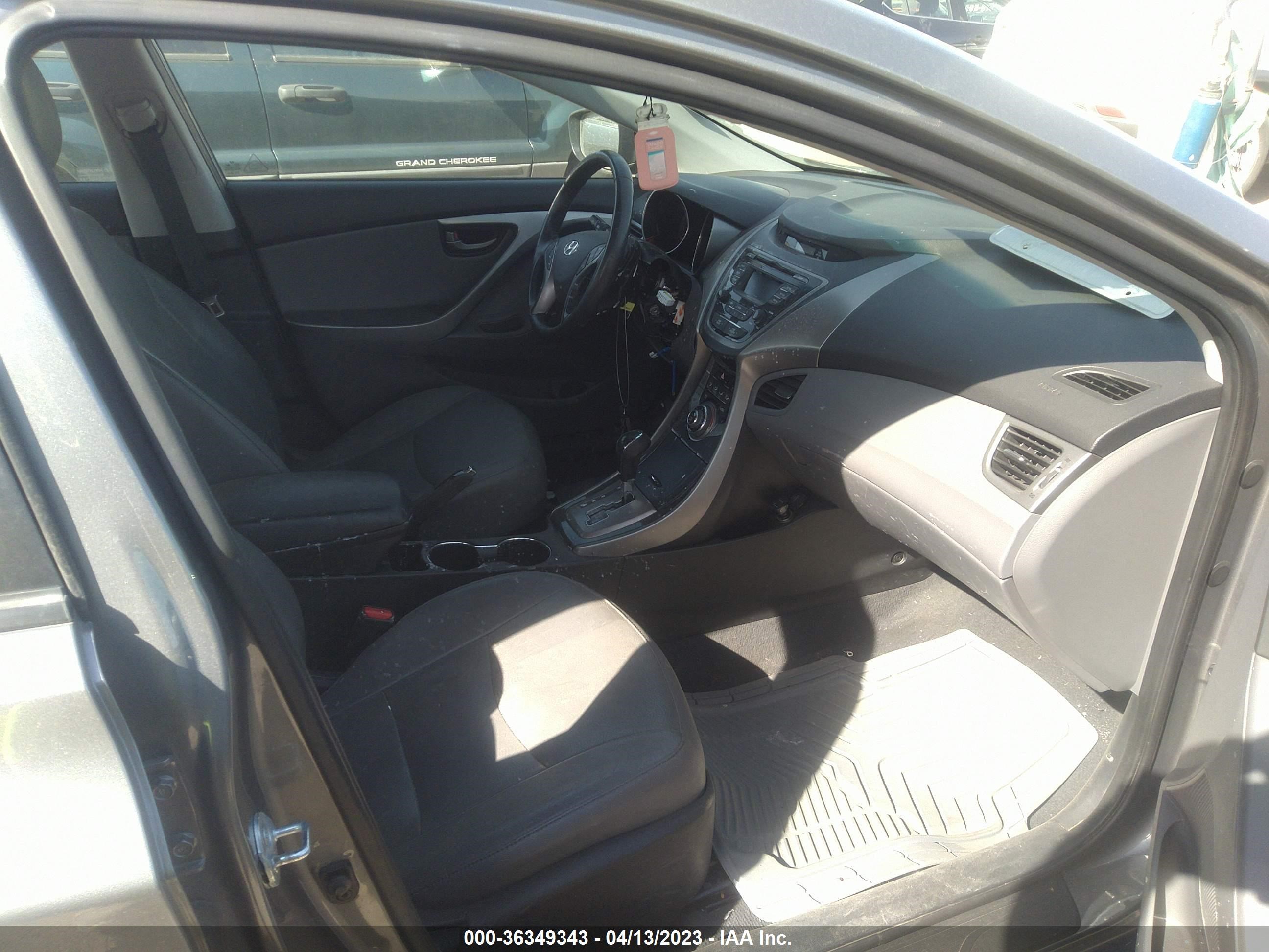 Photo 4 VIN: 5NPDH4AE4DH261815 - HYUNDAI ELANTRA 