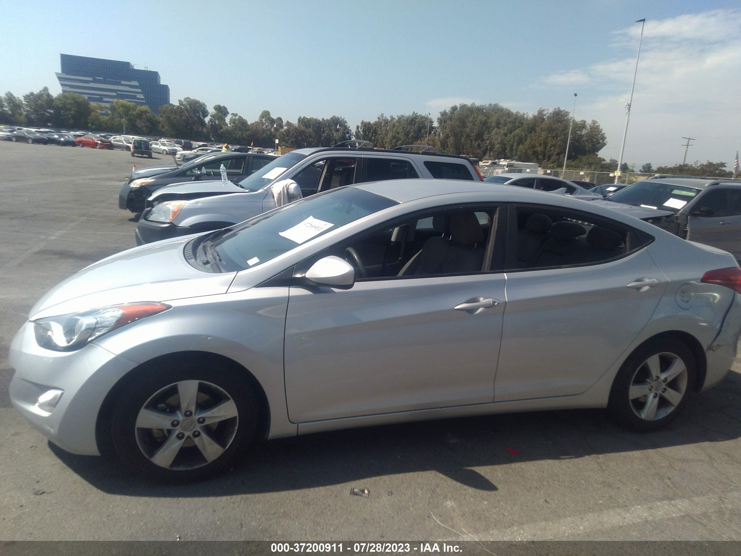 Photo 12 VIN: 5NPDH4AE4DH302993 - HYUNDAI ELANTRA 