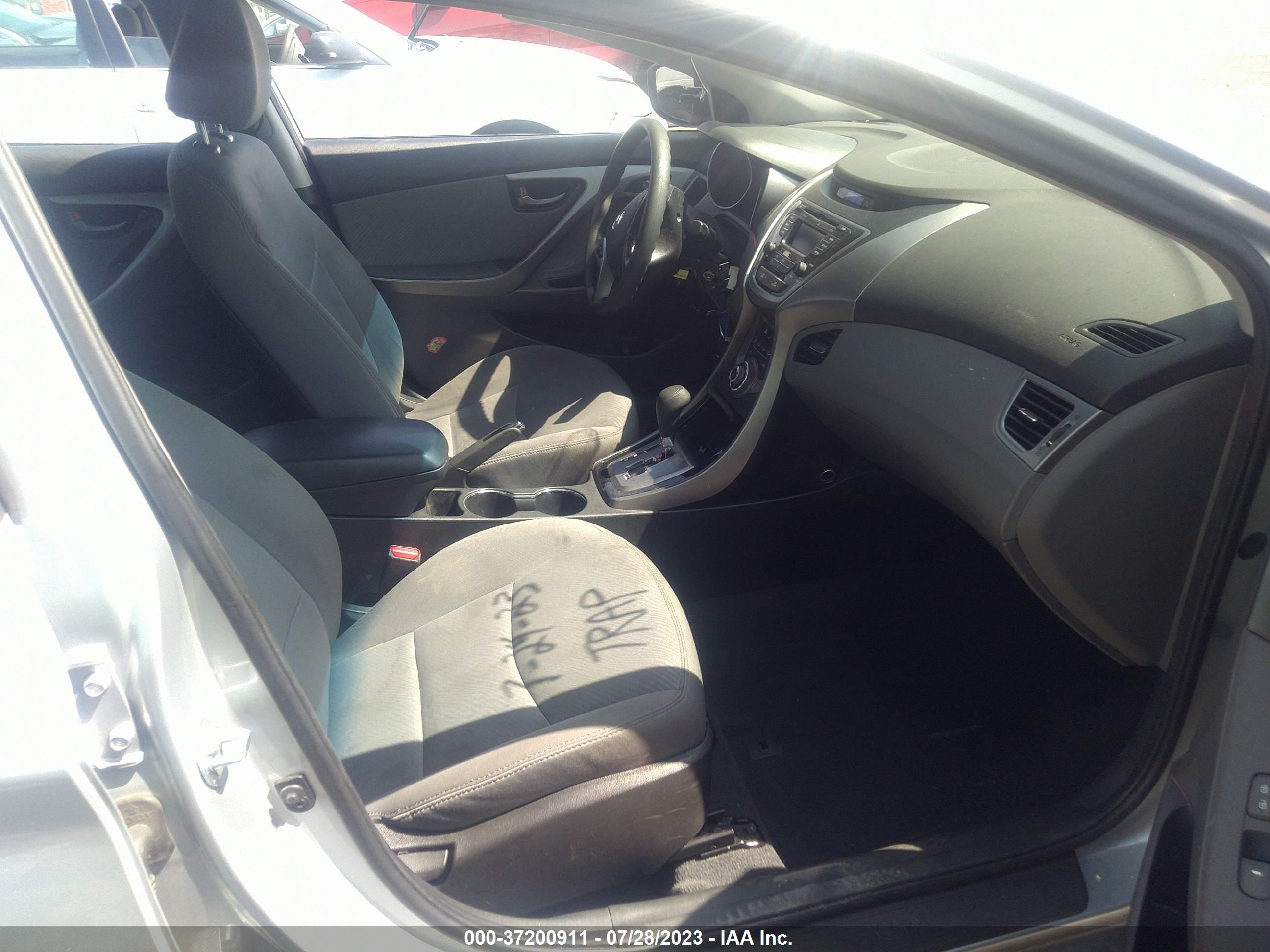 Photo 4 VIN: 5NPDH4AE4DH302993 - HYUNDAI ELANTRA 