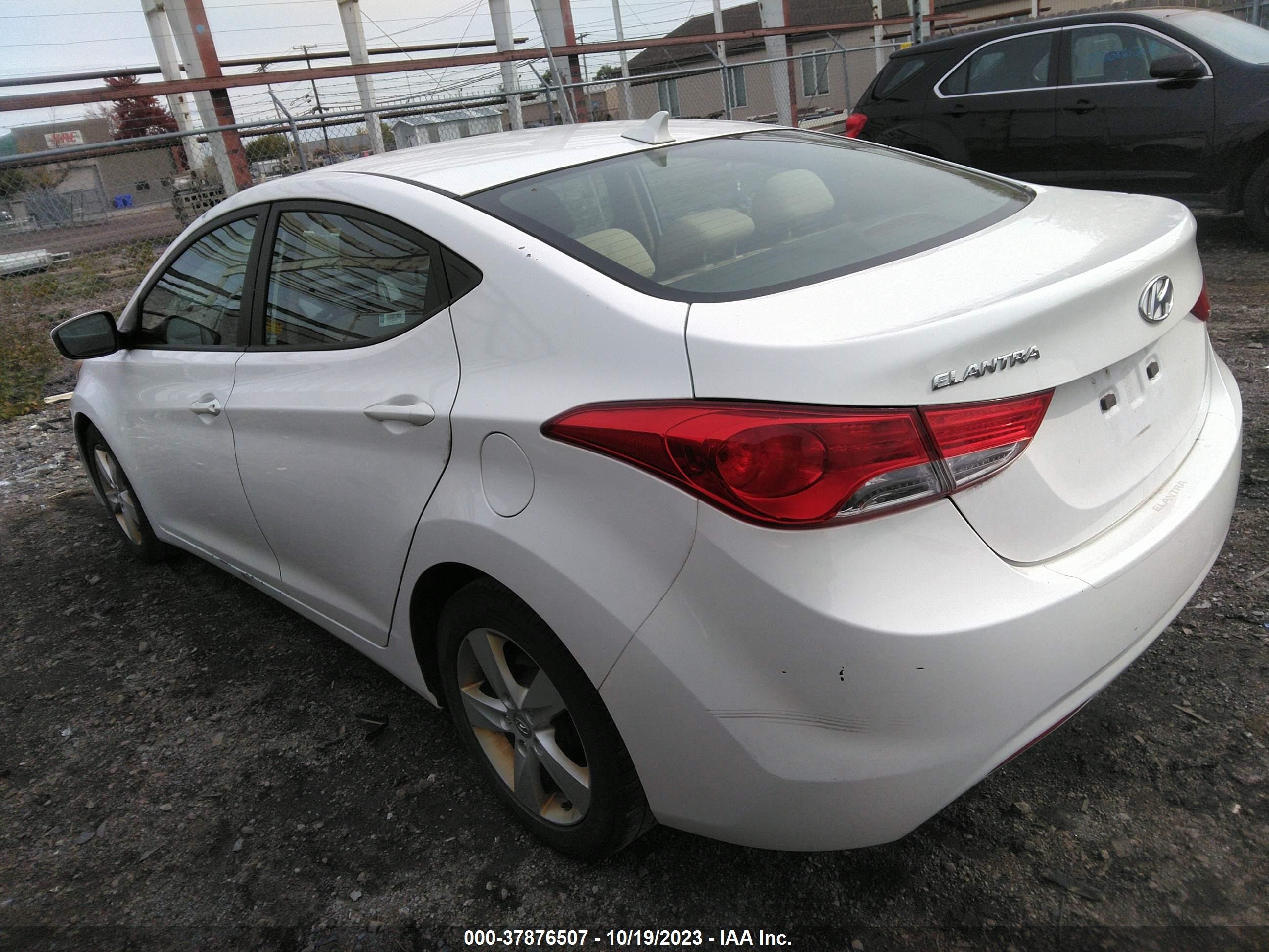 Photo 2 VIN: 5NPDH4AE4DH320720 - HYUNDAI ELANTRA 