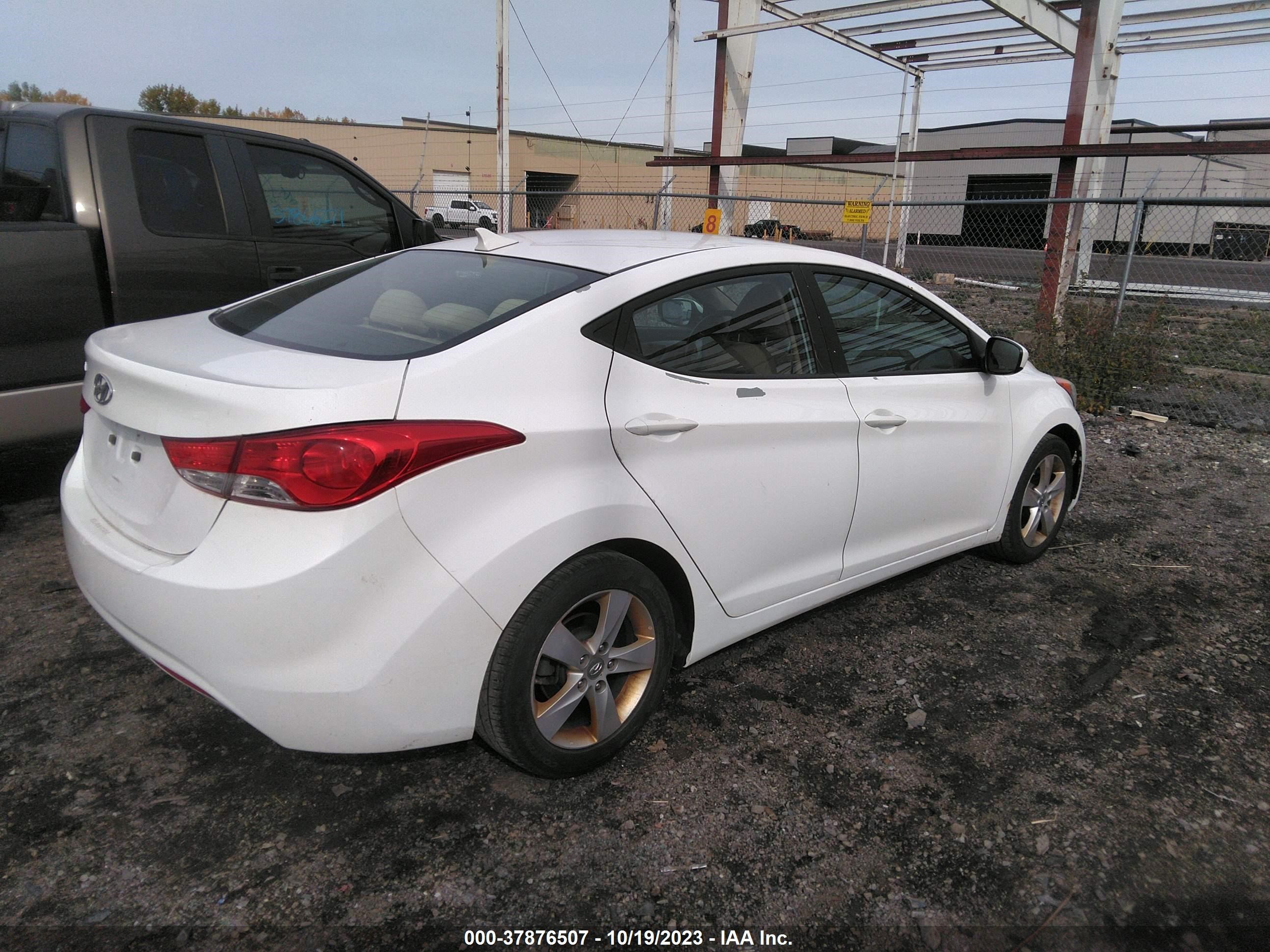 Photo 3 VIN: 5NPDH4AE4DH320720 - HYUNDAI ELANTRA 