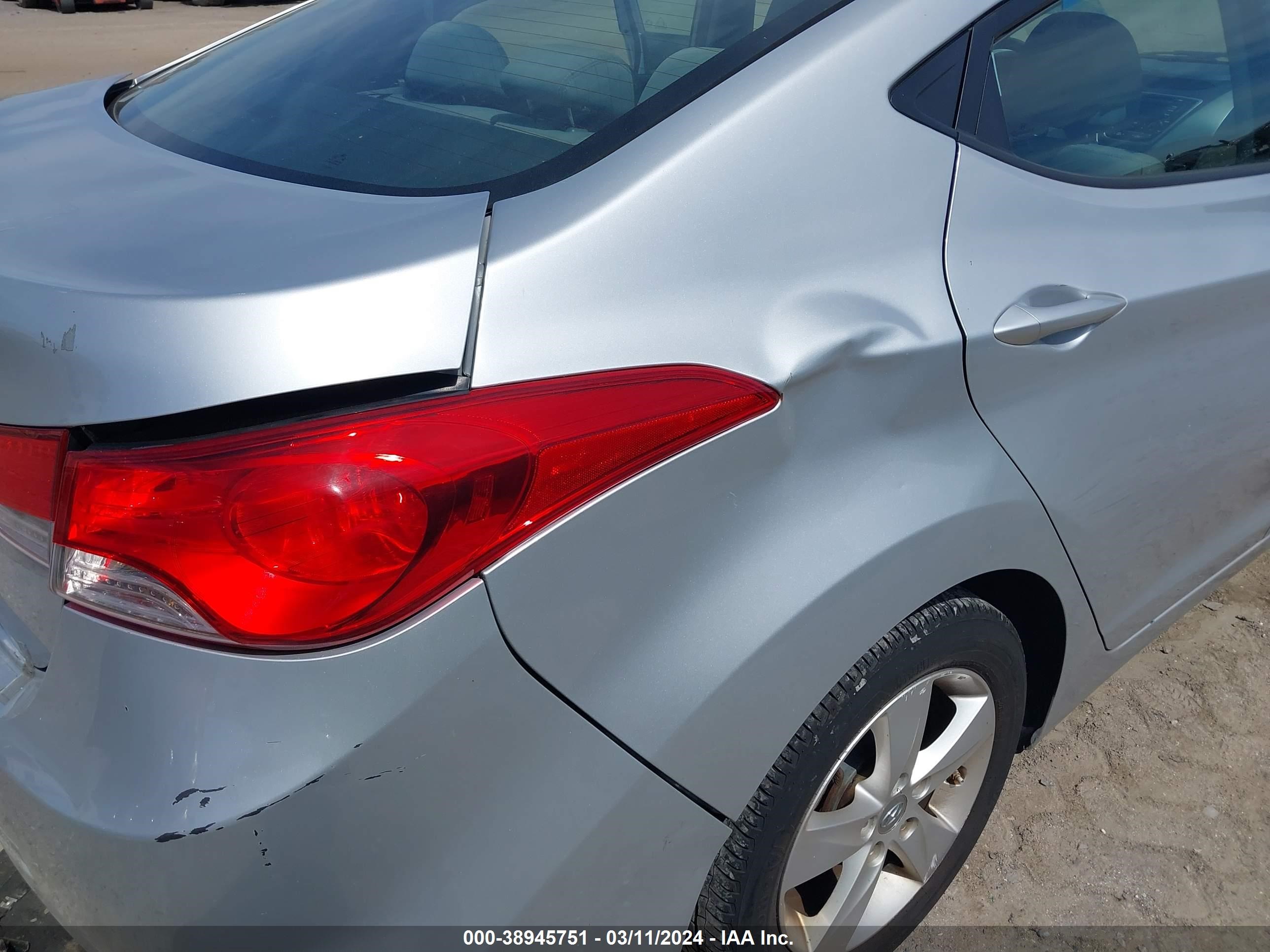 Photo 11 VIN: 5NPDH4AE4DH323598 - HYUNDAI ELANTRA 