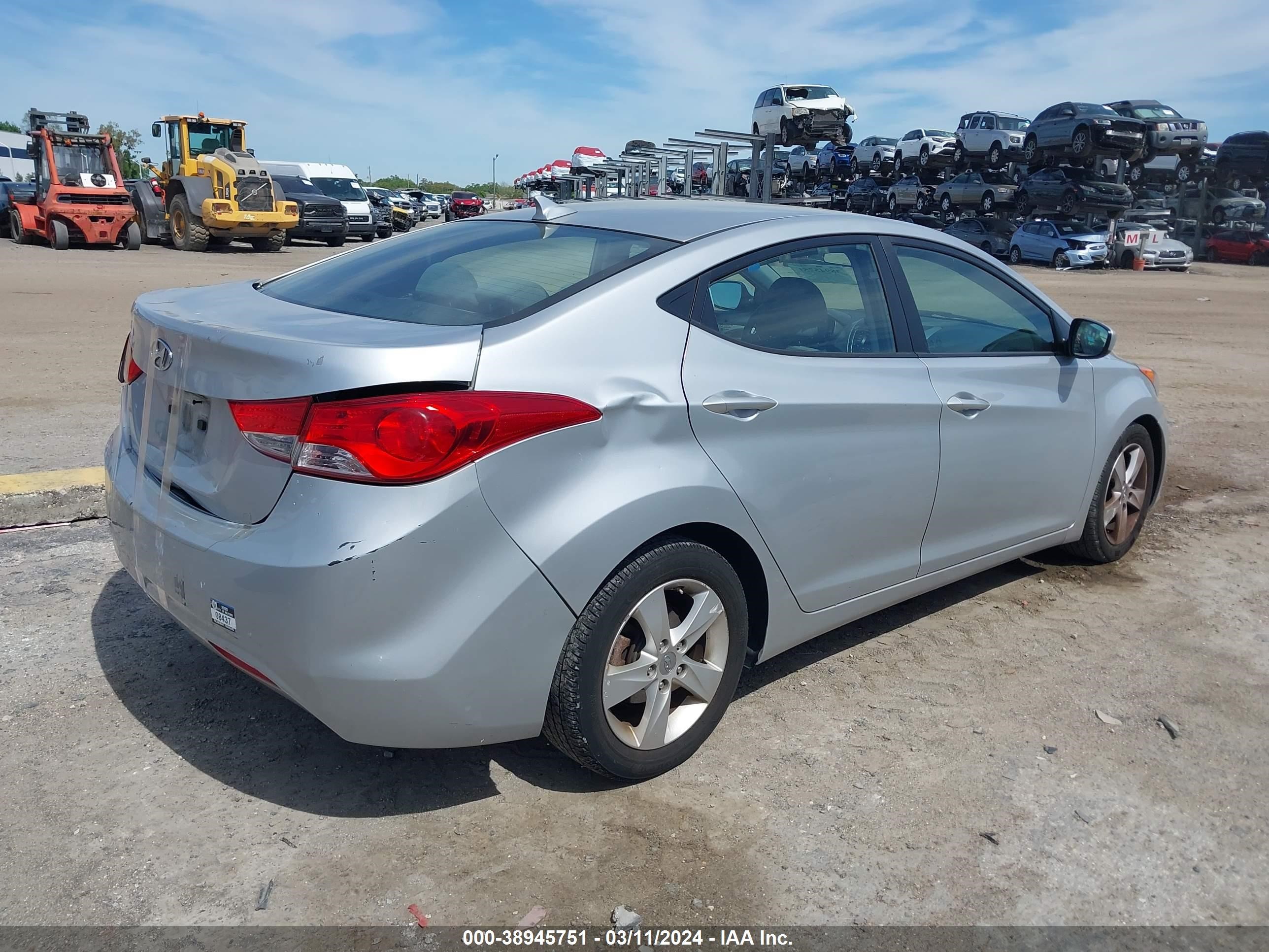 Photo 3 VIN: 5NPDH4AE4DH323598 - HYUNDAI ELANTRA 