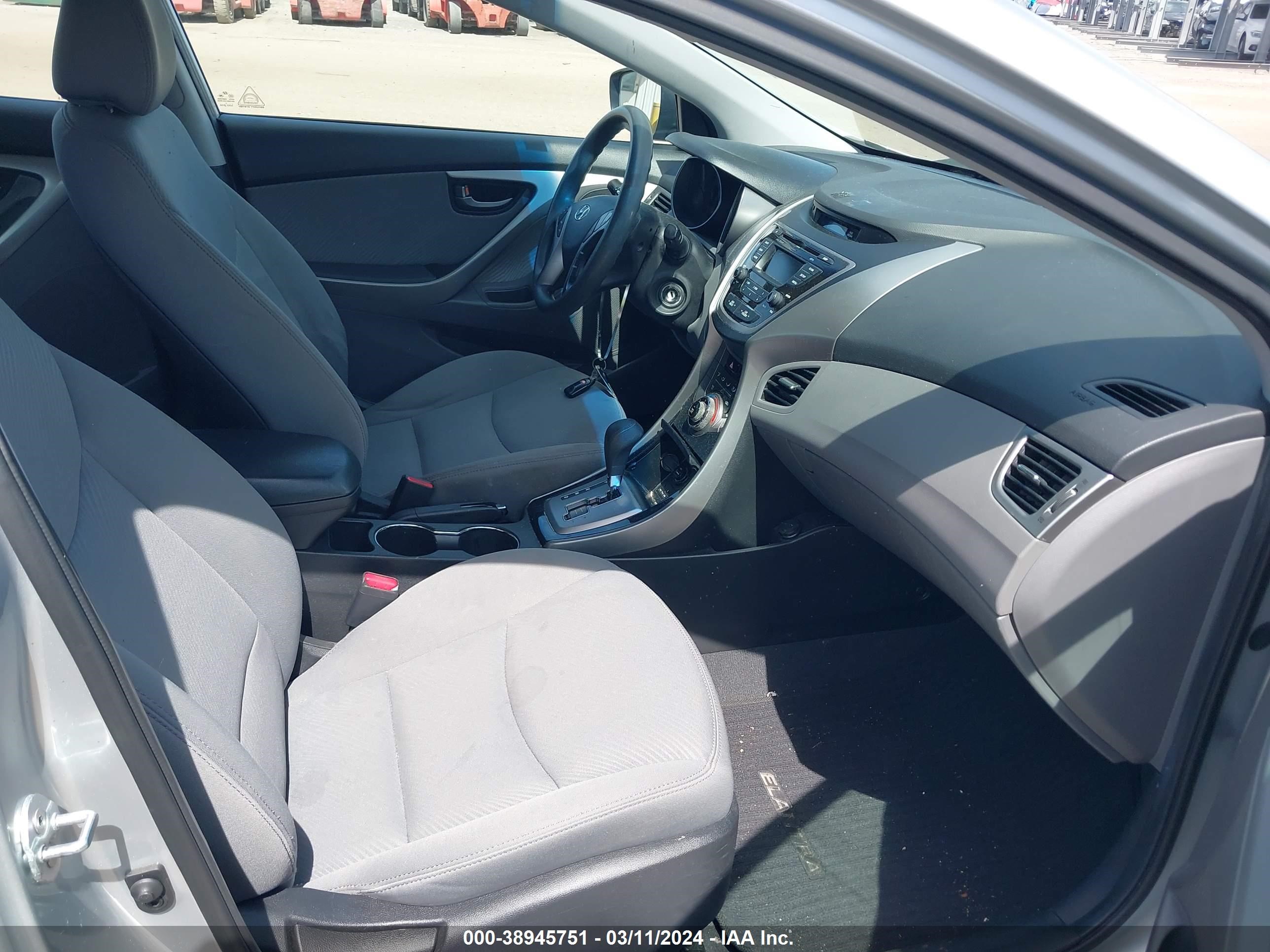 Photo 4 VIN: 5NPDH4AE4DH323598 - HYUNDAI ELANTRA 