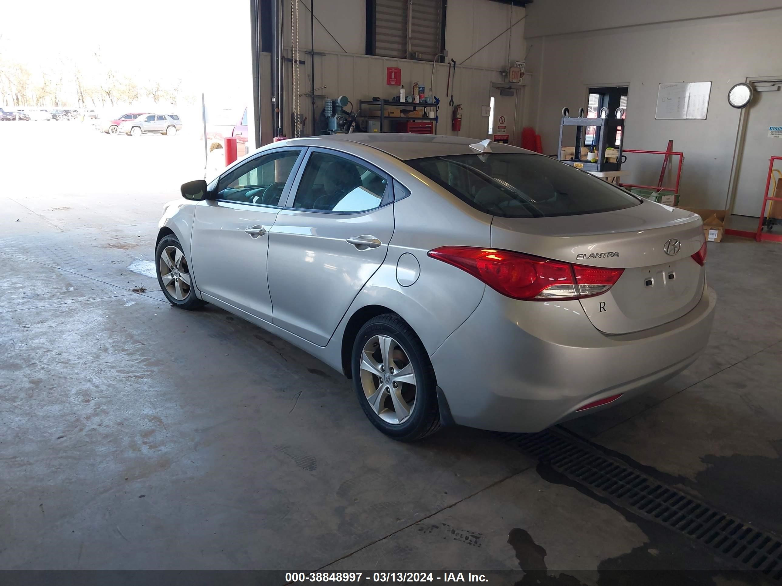 Photo 2 VIN: 5NPDH4AE4DH411700 - HYUNDAI ELANTRA 