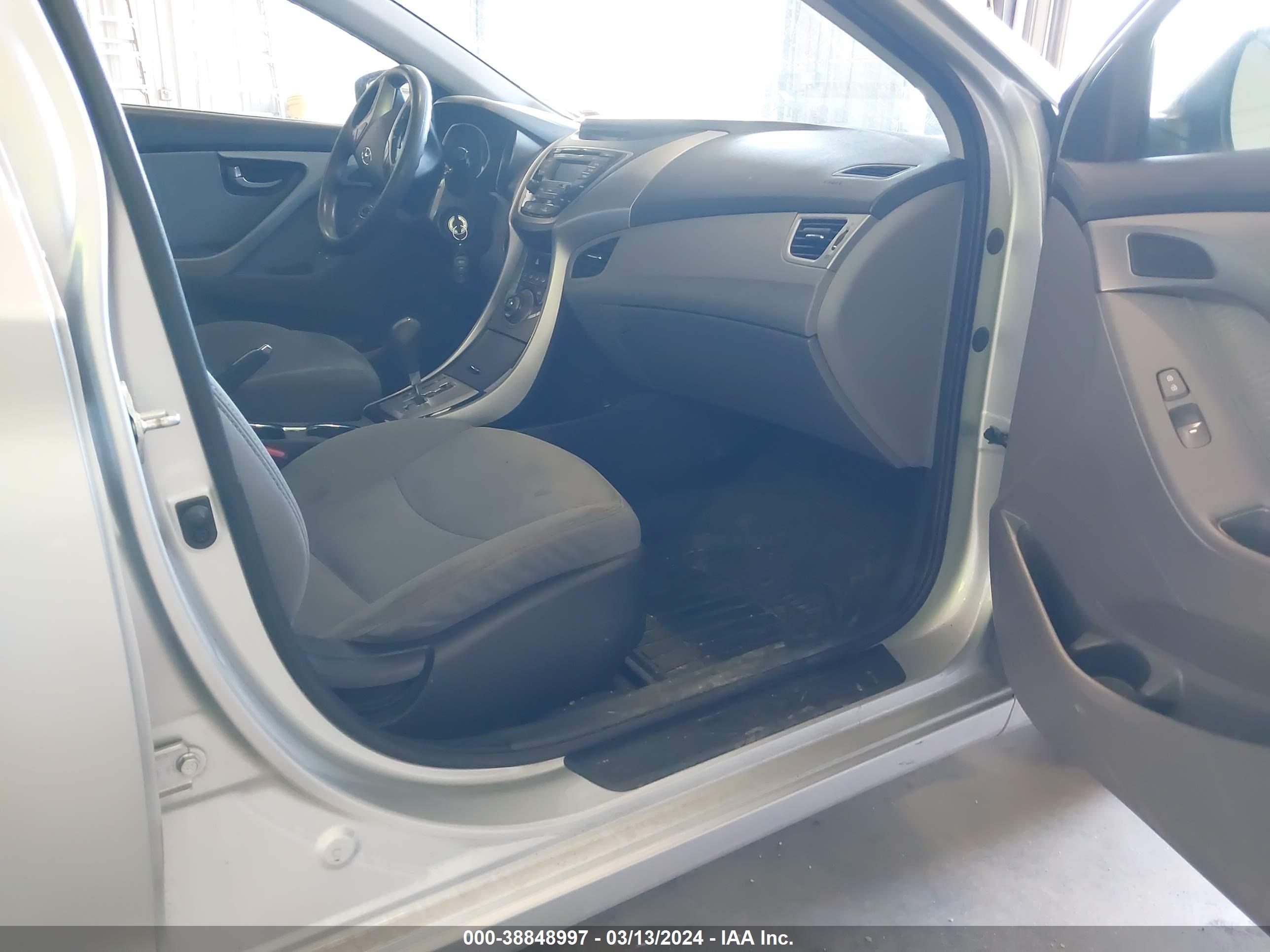 Photo 4 VIN: 5NPDH4AE4DH411700 - HYUNDAI ELANTRA 