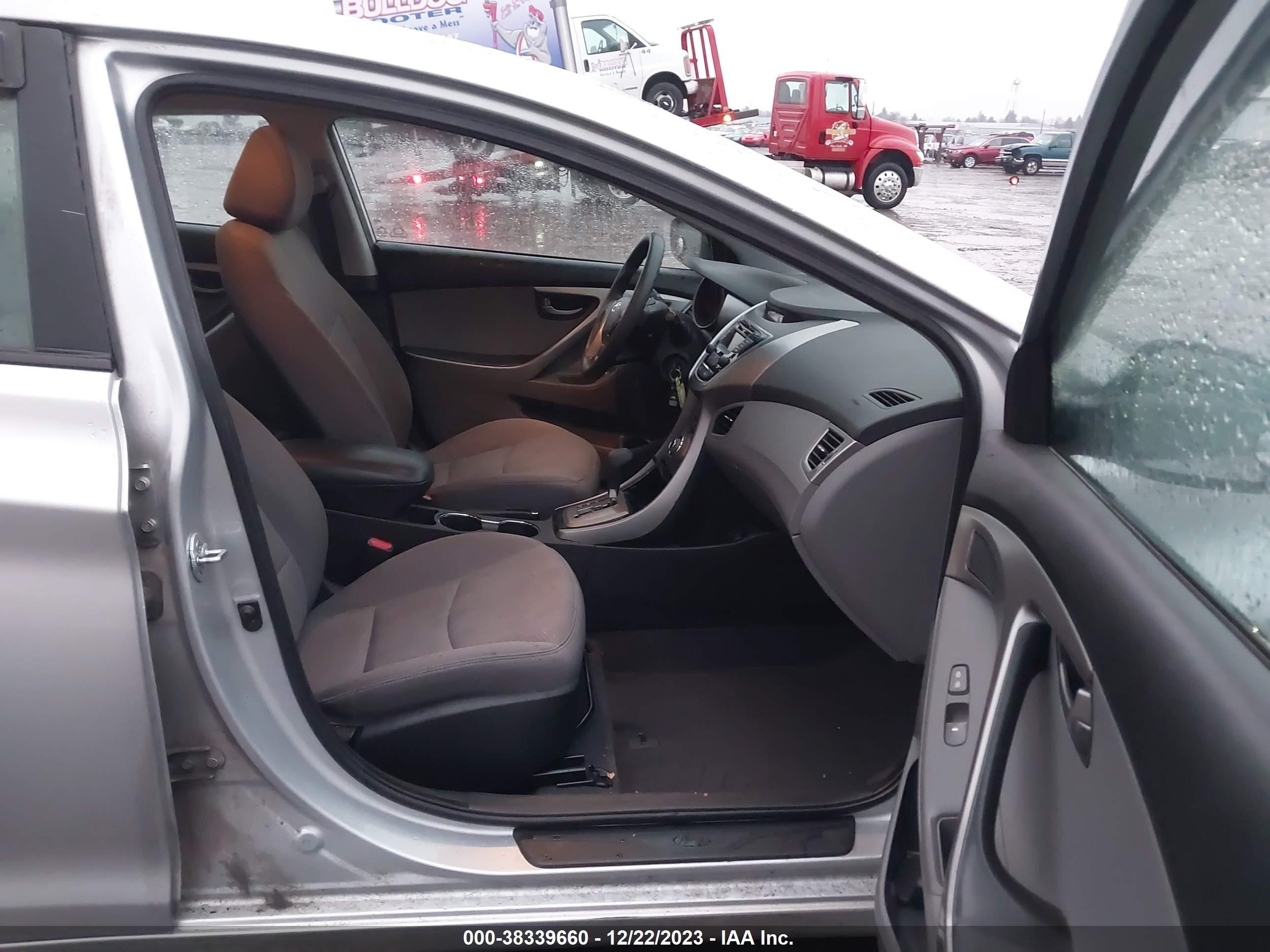 Photo 4 VIN: 5NPDH4AE4DH415018 - HYUNDAI ELANTRA 