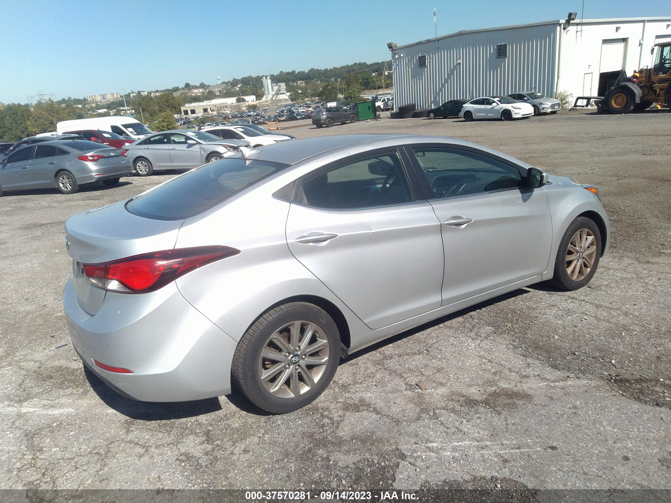 Photo 3 VIN: 5NPDH4AE4FH571403 - HYUNDAI ELANTRA 