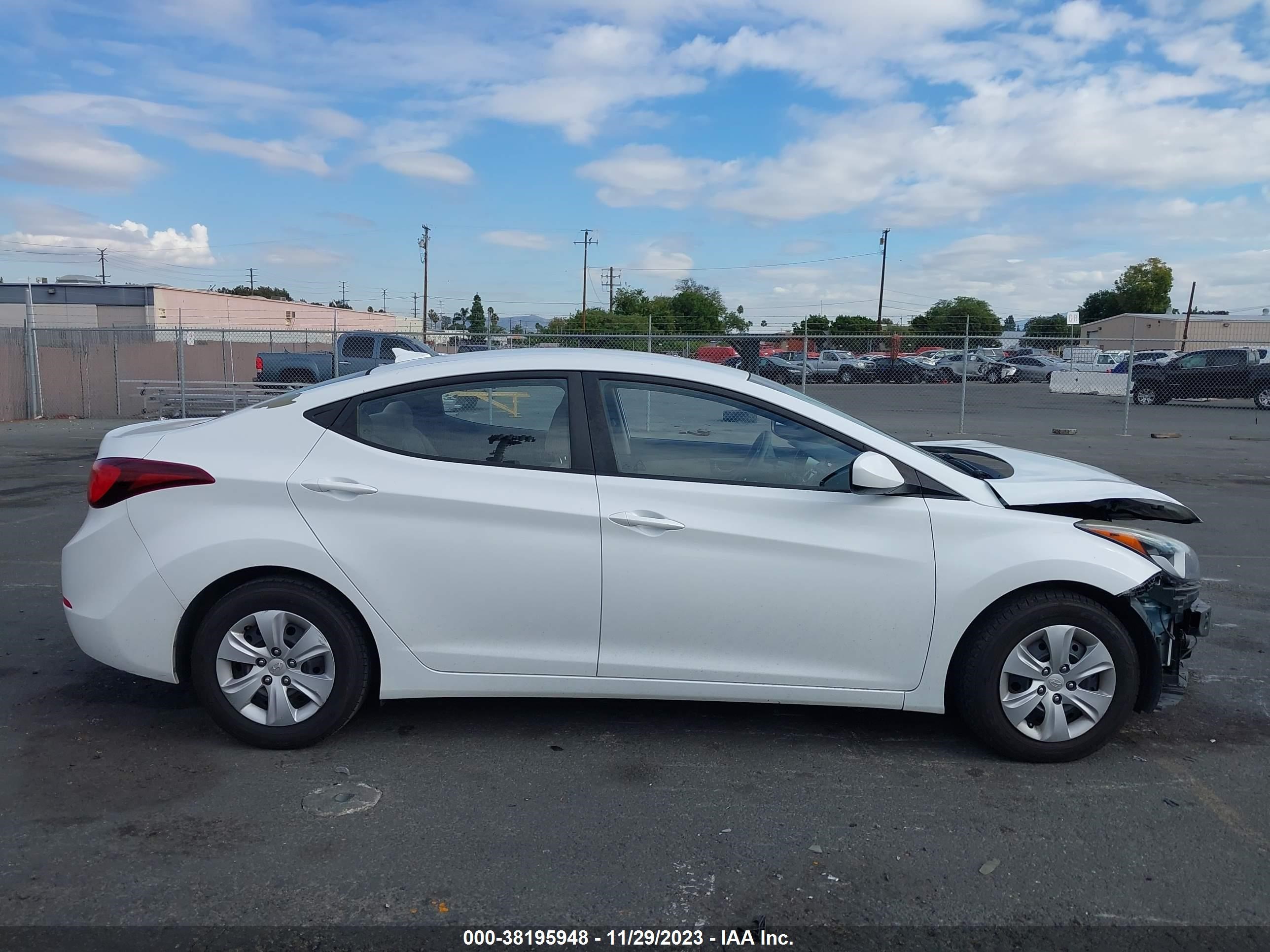 Photo 12 VIN: 5NPDH4AE4GH711631 - HYUNDAI ELANTRA 