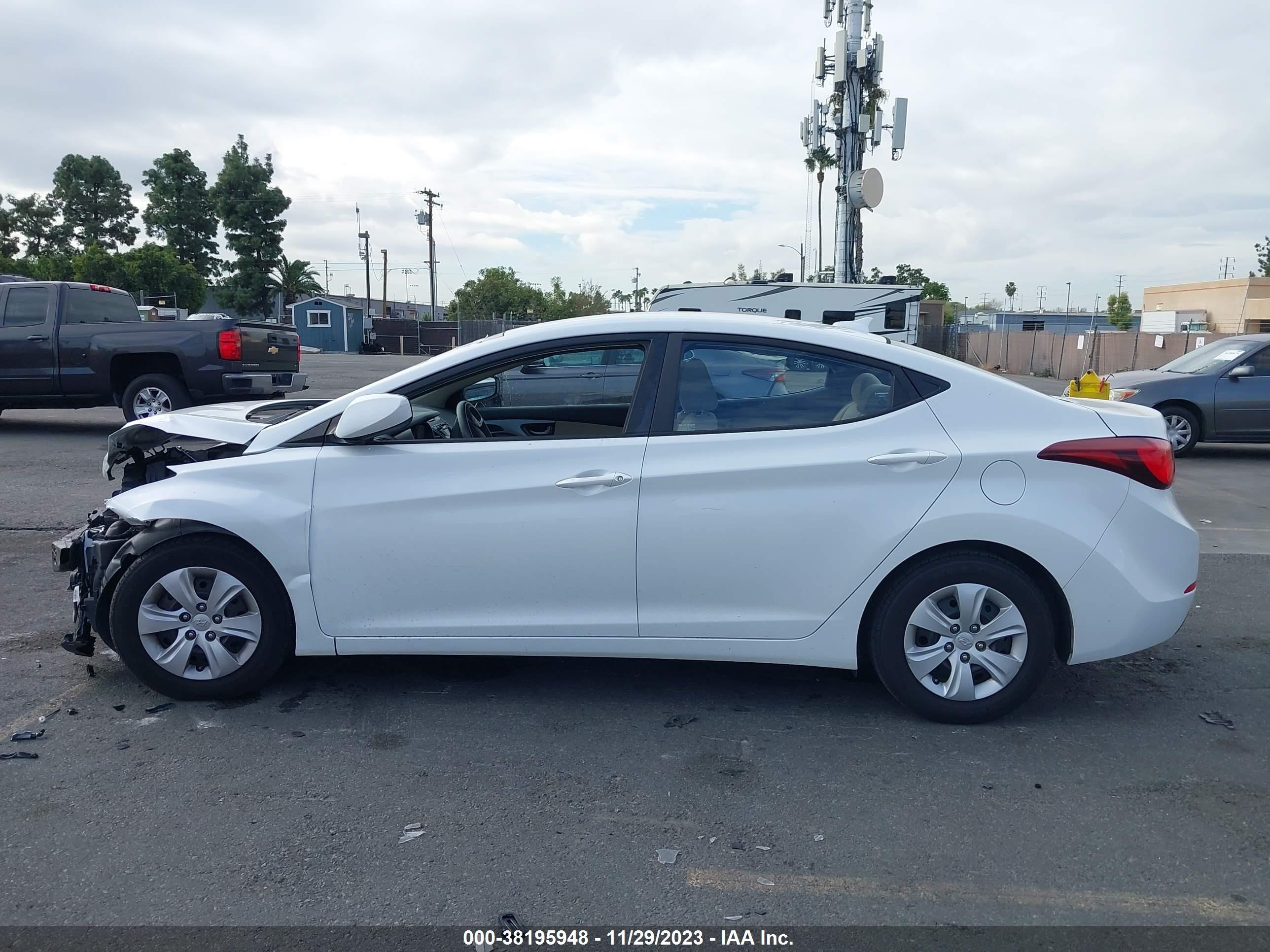 Photo 13 VIN: 5NPDH4AE4GH711631 - HYUNDAI ELANTRA 