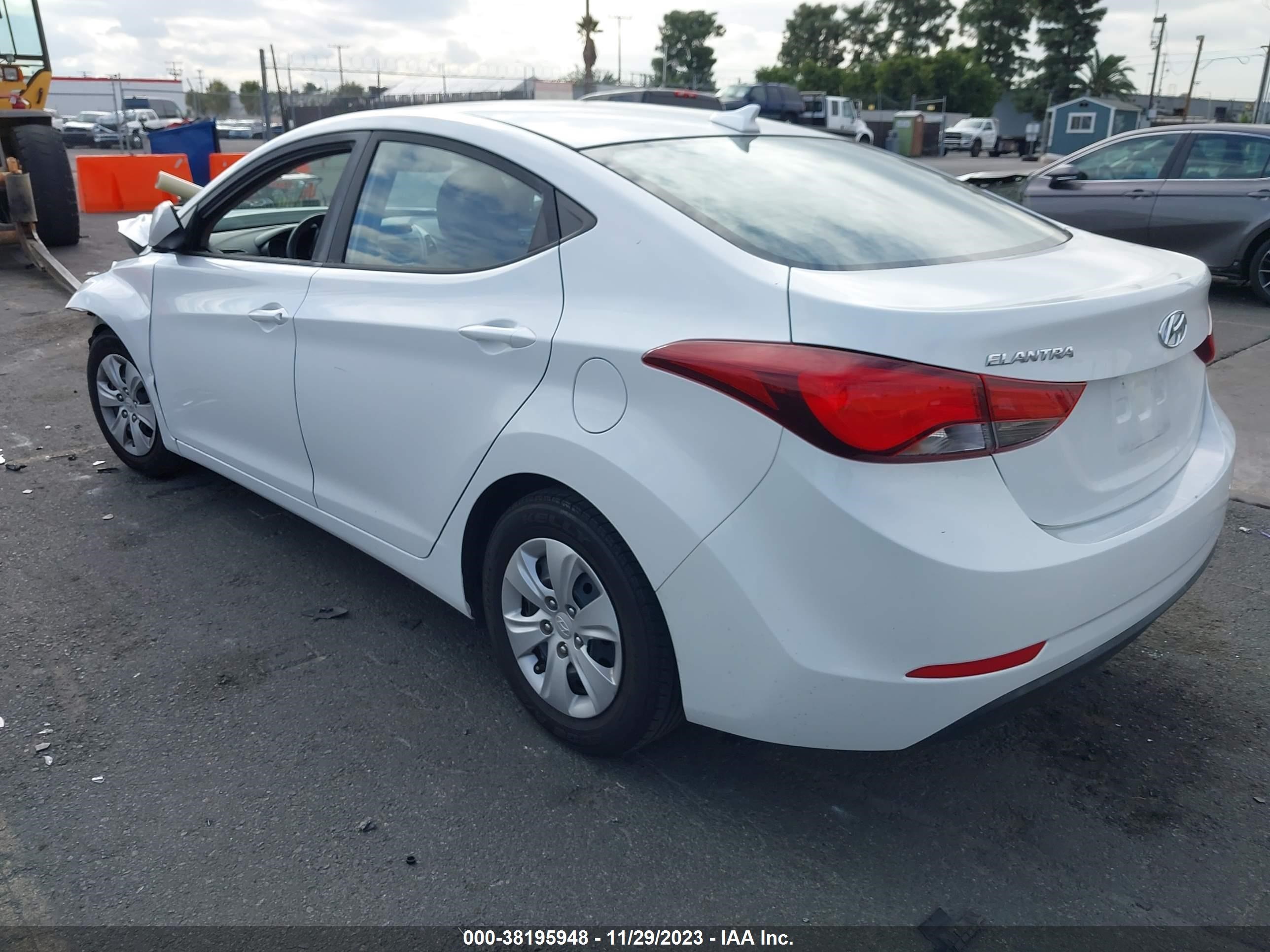 Photo 2 VIN: 5NPDH4AE4GH711631 - HYUNDAI ELANTRA 