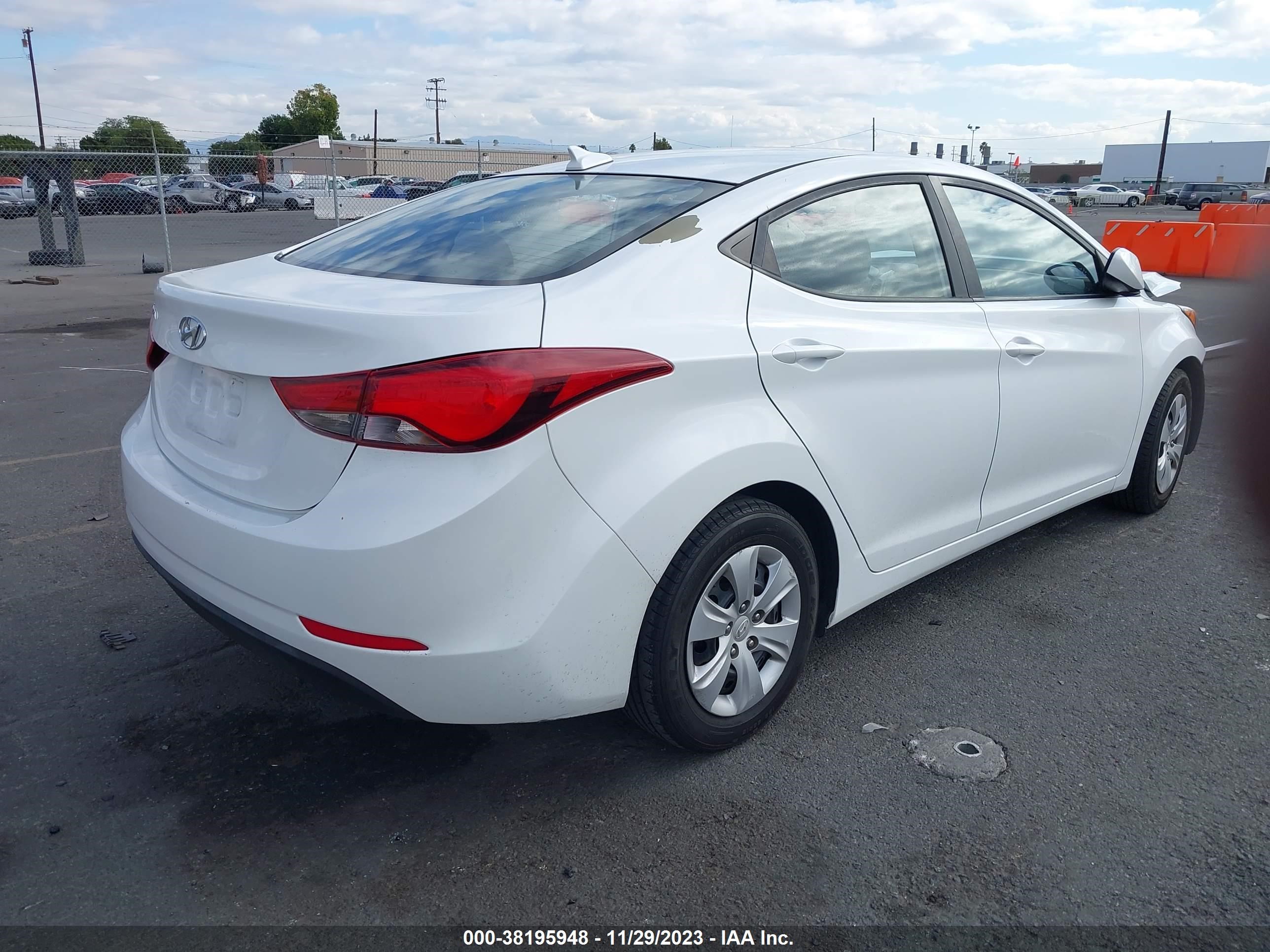 Photo 3 VIN: 5NPDH4AE4GH711631 - HYUNDAI ELANTRA 