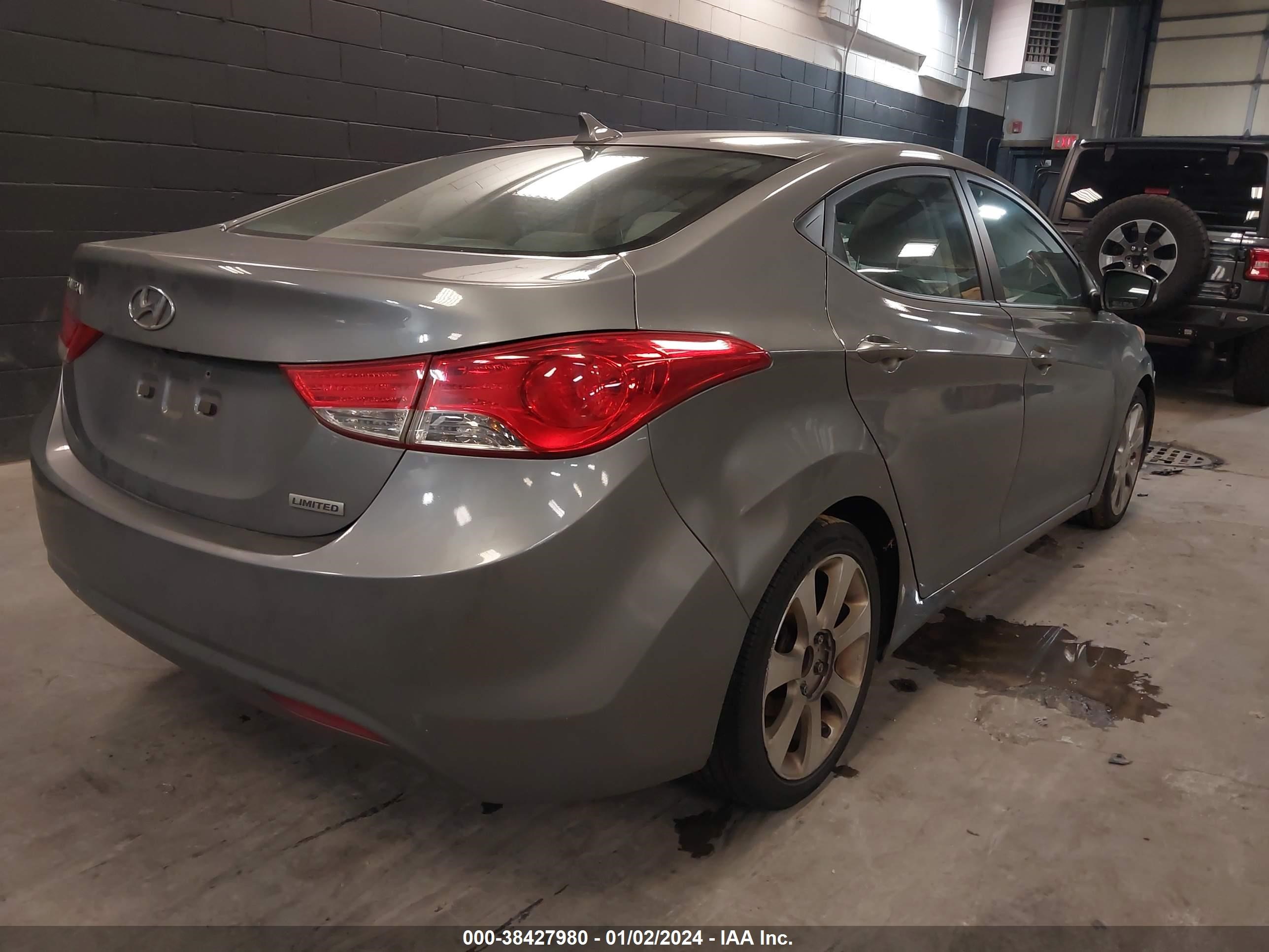 Photo 3 VIN: 5NPDH4AE5CH093763 - HYUNDAI ELANTRA 