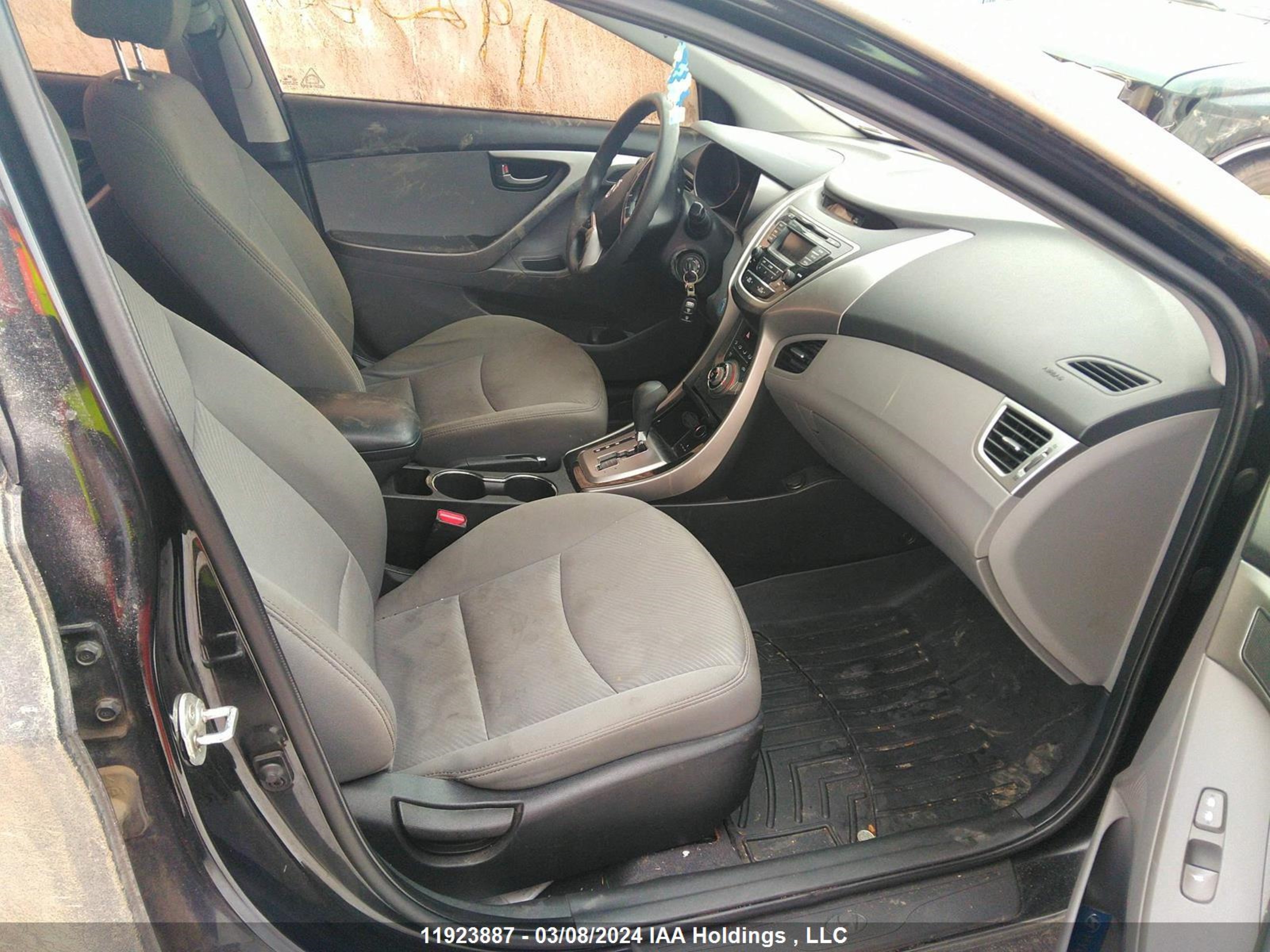 Photo 4 VIN: 5NPDH4AE5DH355203 - HYUNDAI ELANTRA 