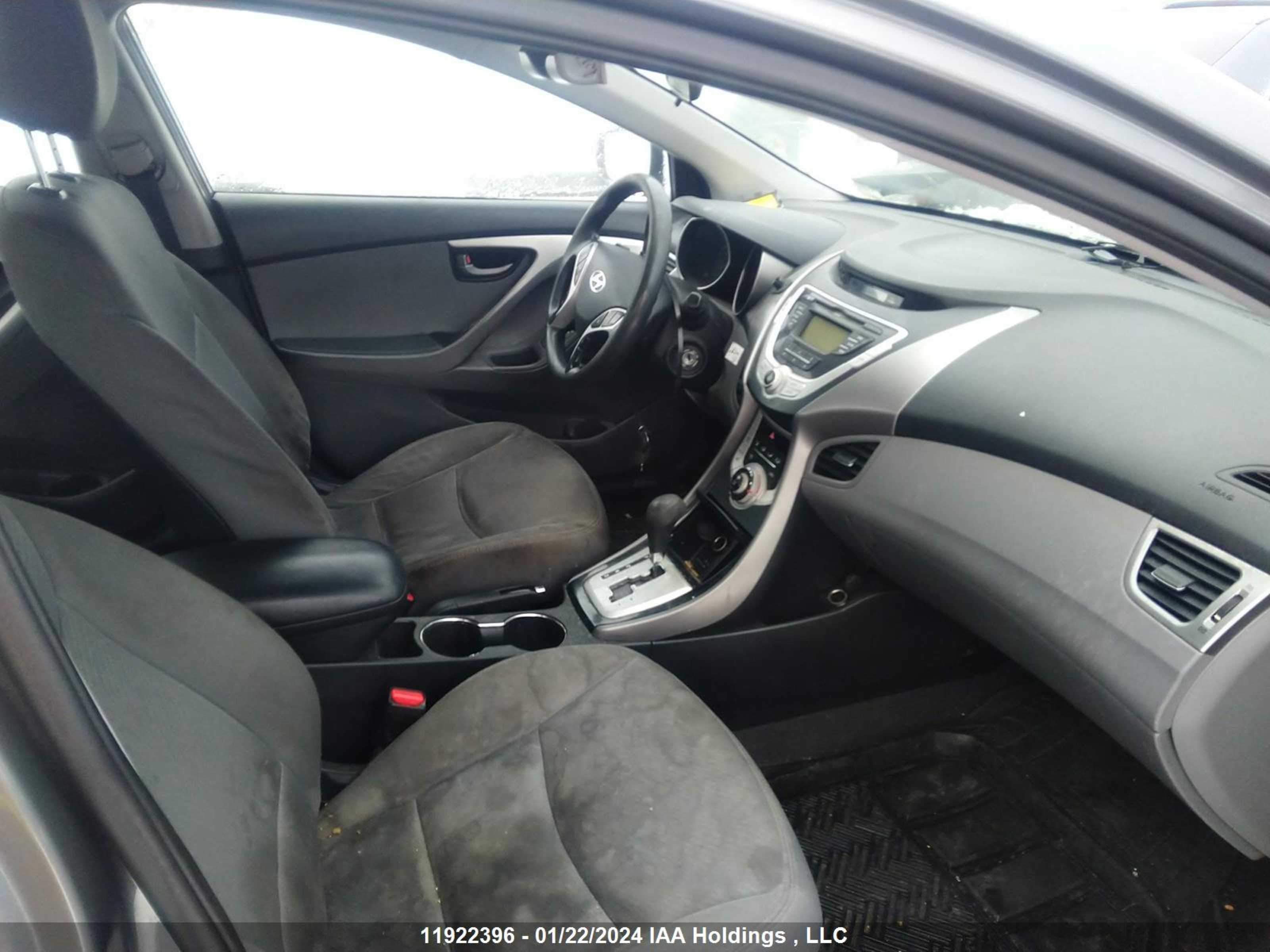 Photo 4 VIN: 5NPDH4AE6CH104754 - HYUNDAI ELANTRA 