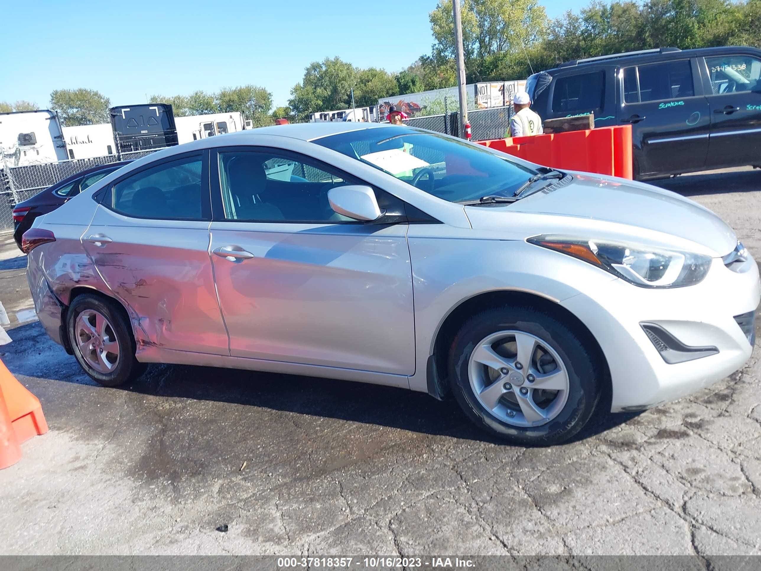 Photo 12 VIN: 5NPDH4AE6FH558331 - HYUNDAI ELANTRA 