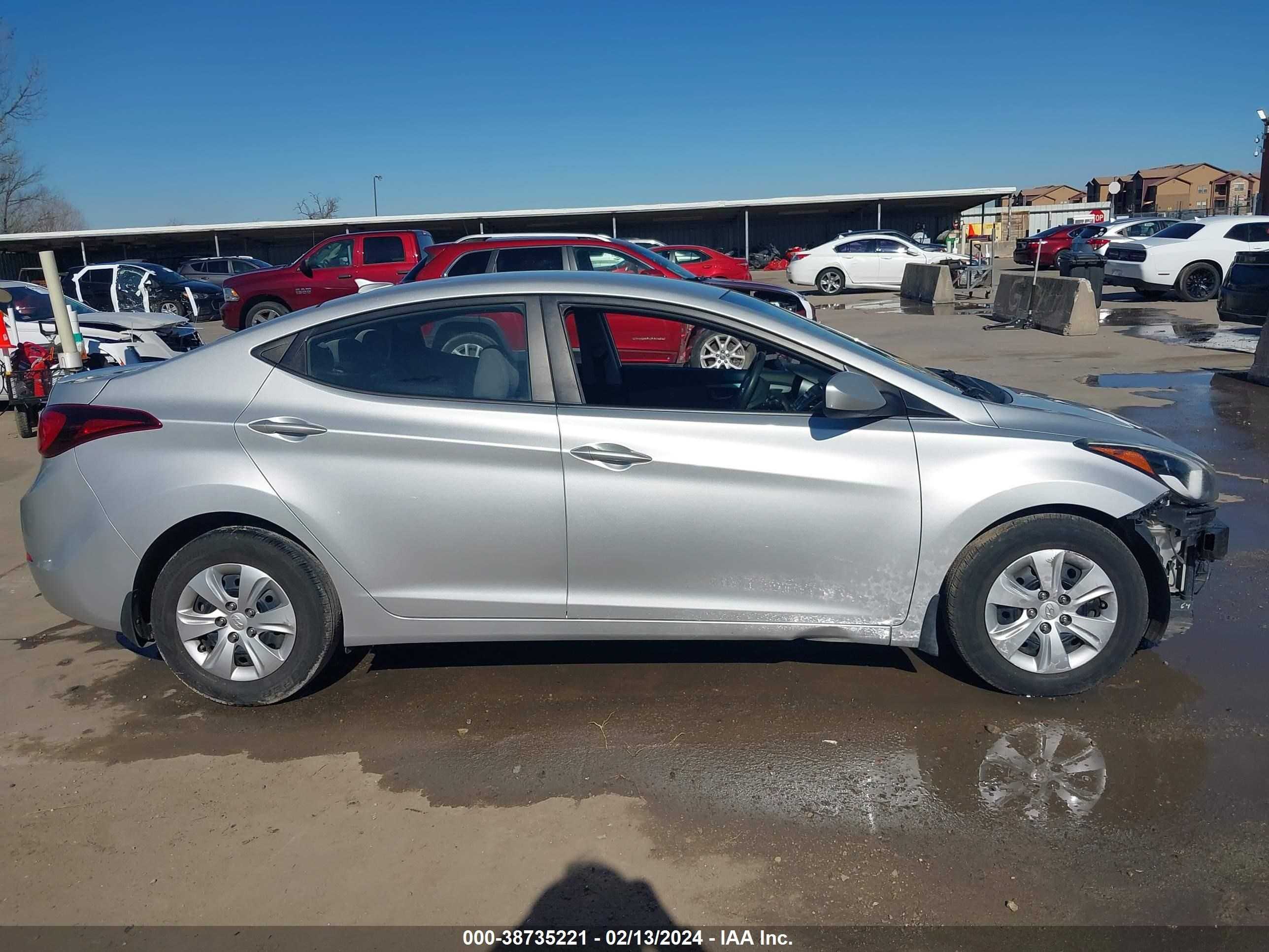 Photo 11 VIN: 5NPDH4AE6GH670211 - HYUNDAI ELANTRA 