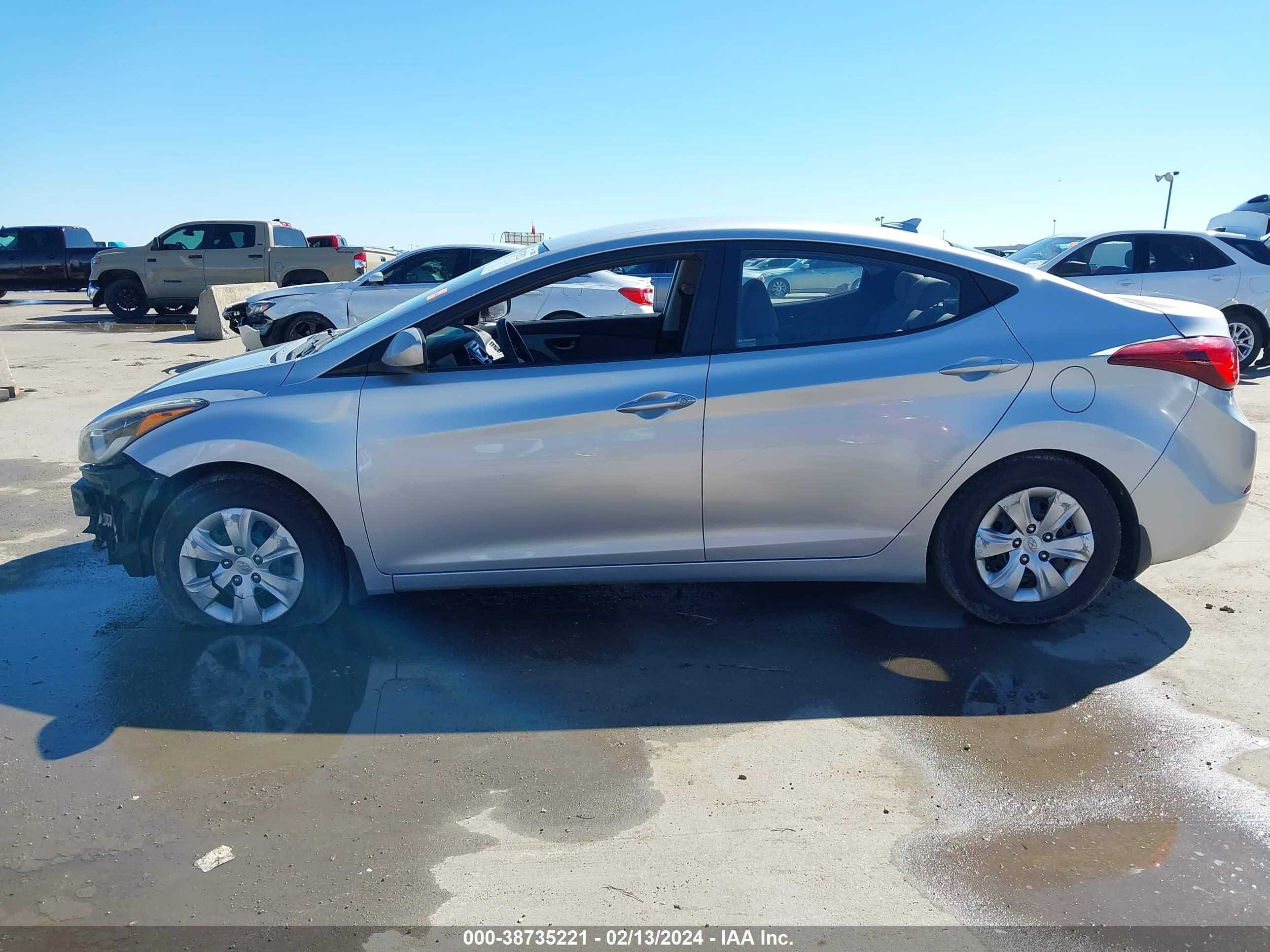 Photo 12 VIN: 5NPDH4AE6GH670211 - HYUNDAI ELANTRA 