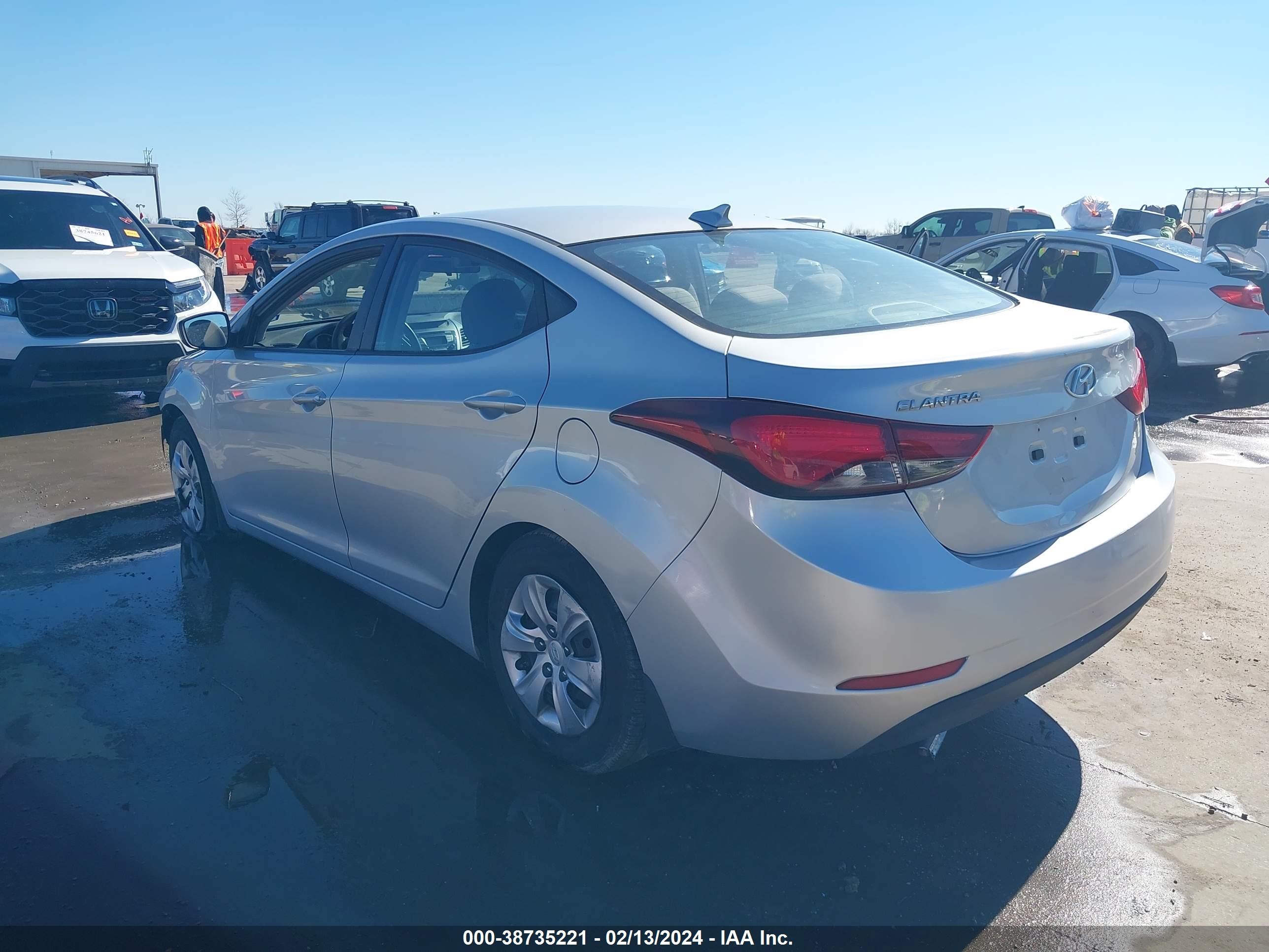 Photo 2 VIN: 5NPDH4AE6GH670211 - HYUNDAI ELANTRA 