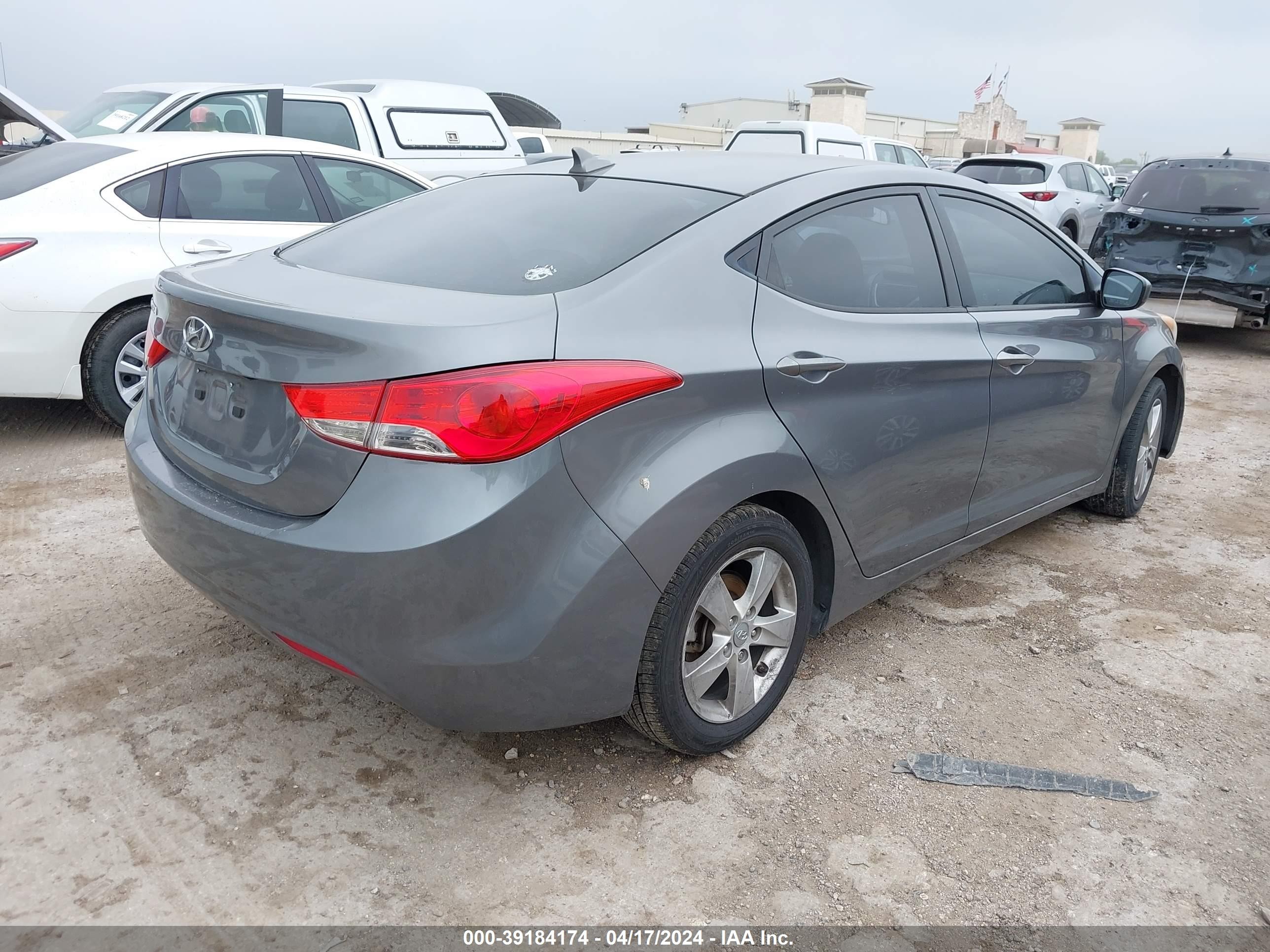 Photo 3 VIN: 5NPDH4AE7CH104102 - HYUNDAI ELANTRA 