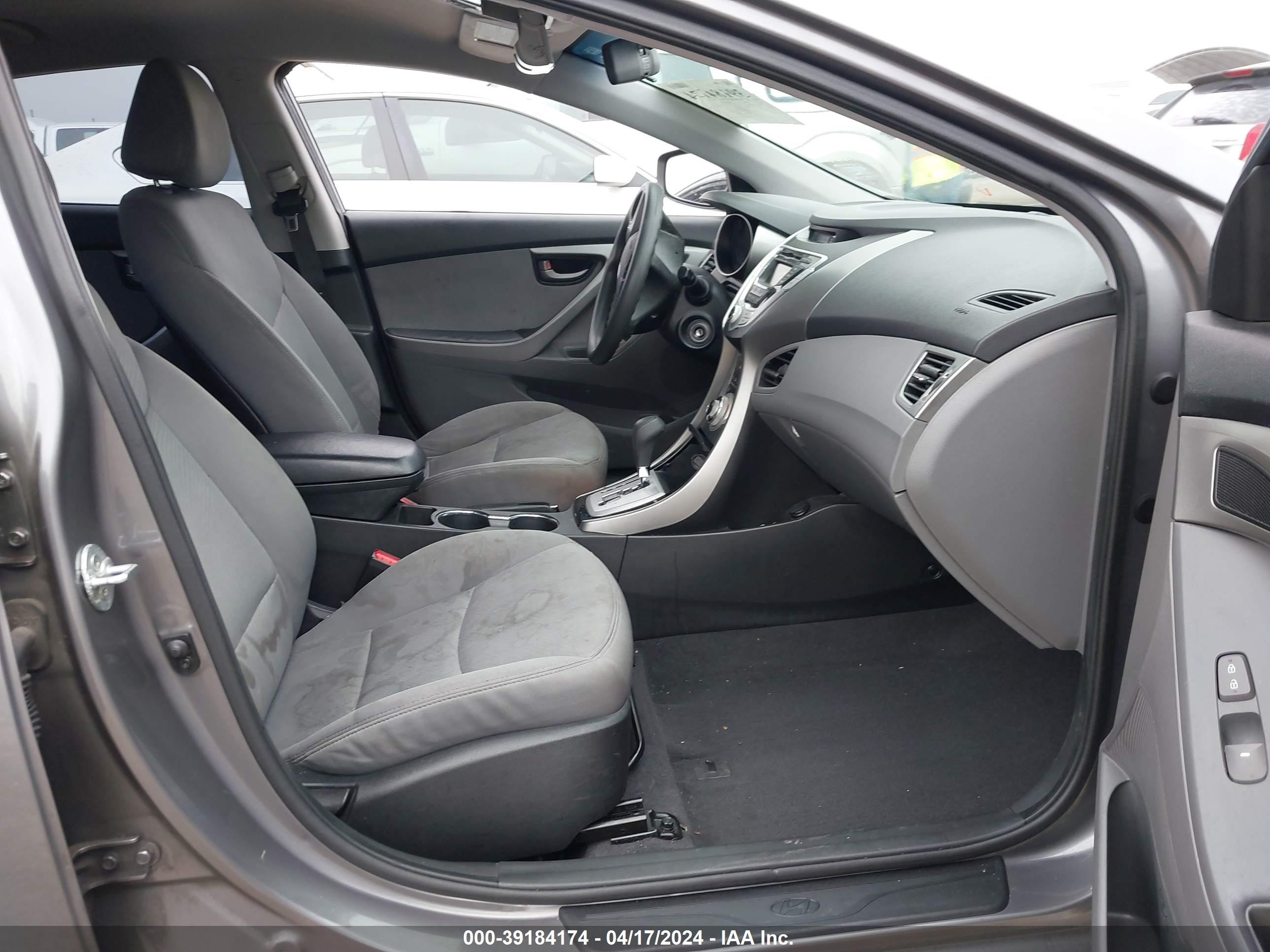 Photo 4 VIN: 5NPDH4AE7CH104102 - HYUNDAI ELANTRA 