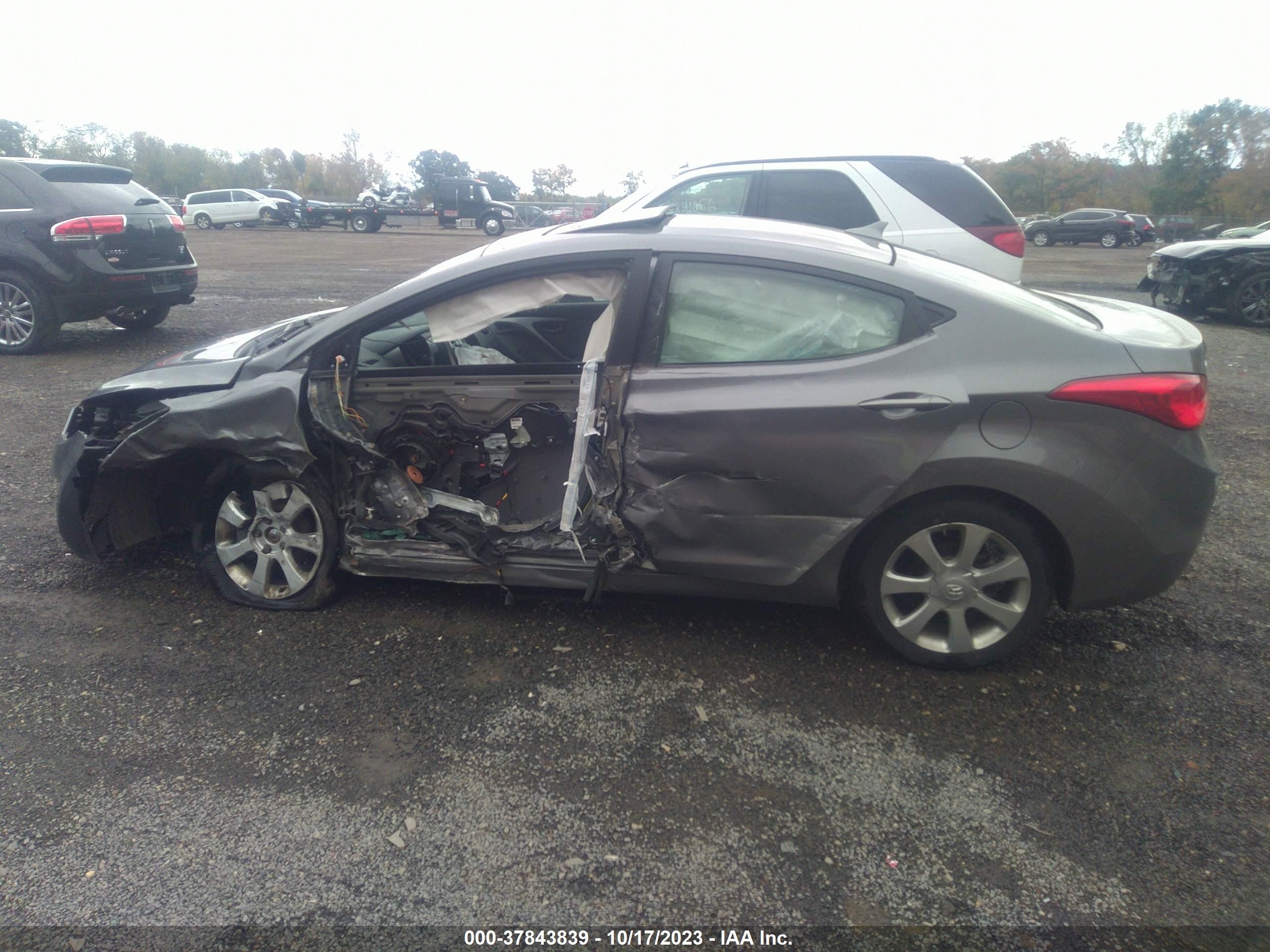 Photo 14 VIN: 5NPDH4AE7DH327659 - HYUNDAI ELANTRA 