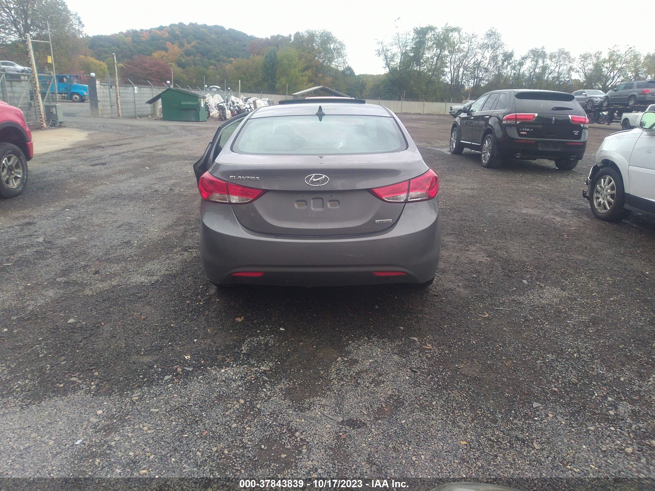 Photo 16 VIN: 5NPDH4AE7DH327659 - HYUNDAI ELANTRA 