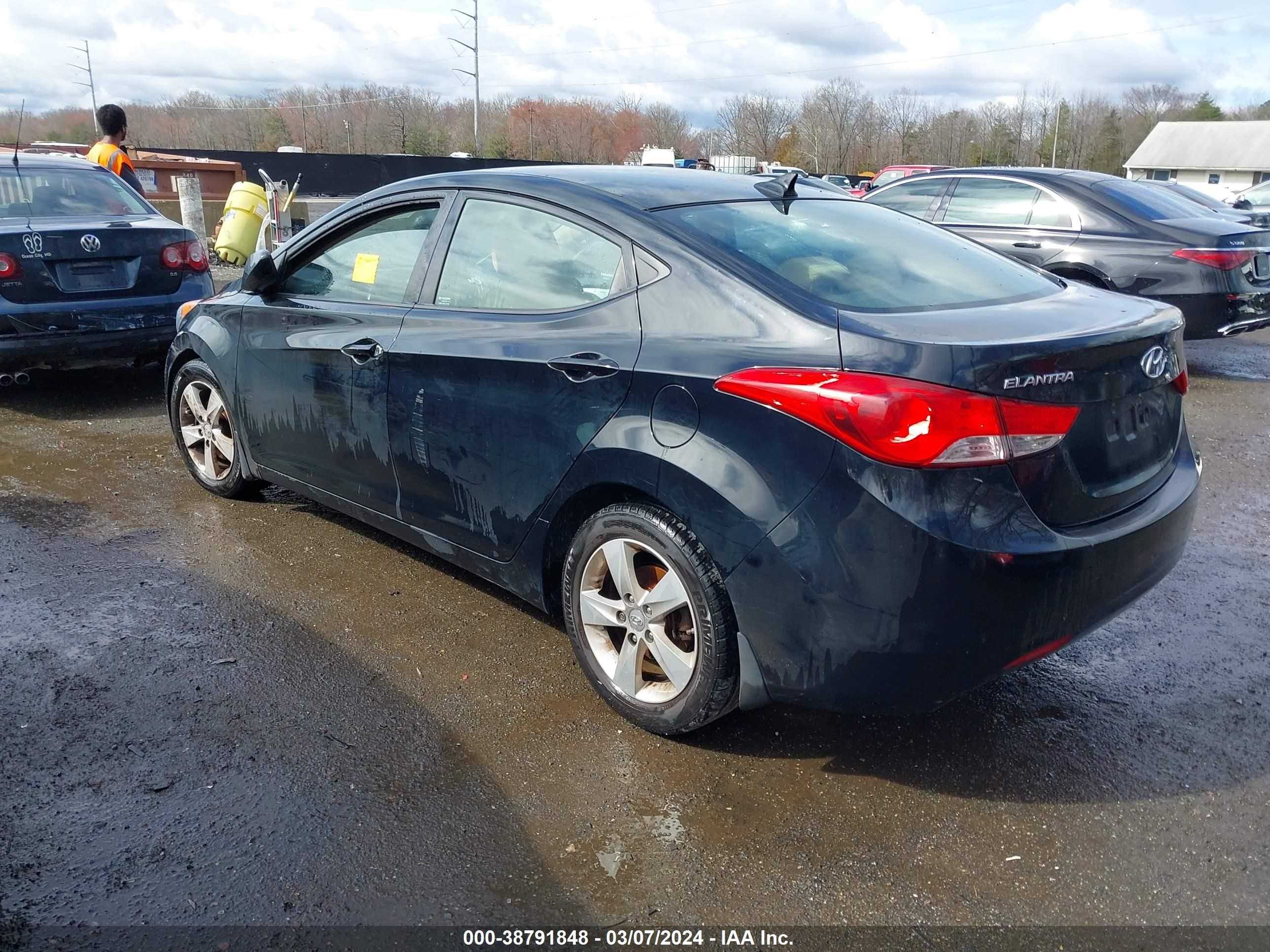 Photo 2 VIN: 5NPDH4AE7DH335910 - HYUNDAI ELANTRA 