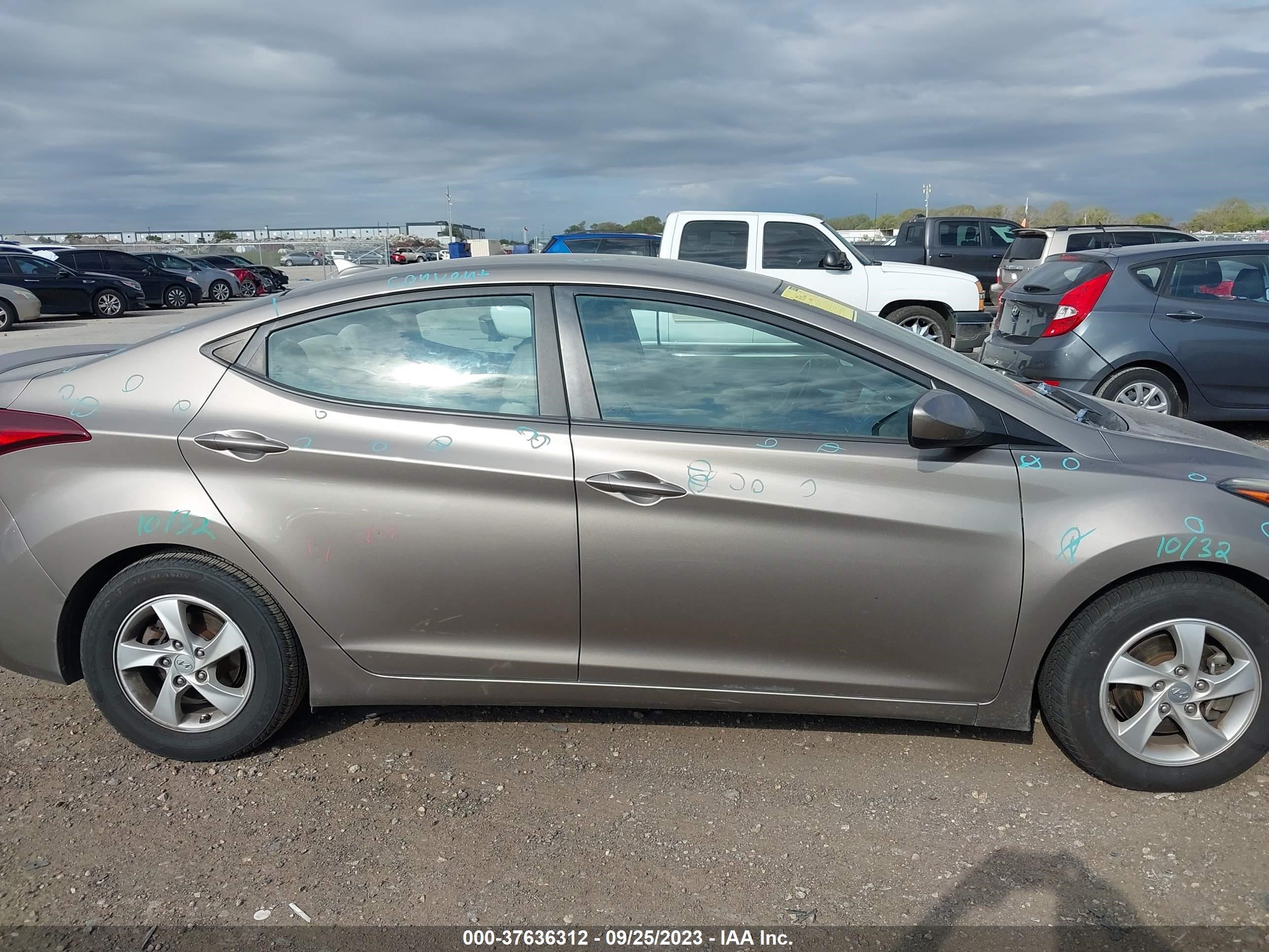 Photo 12 VIN: 5NPDH4AE7FH588499 - HYUNDAI ELANTRA 