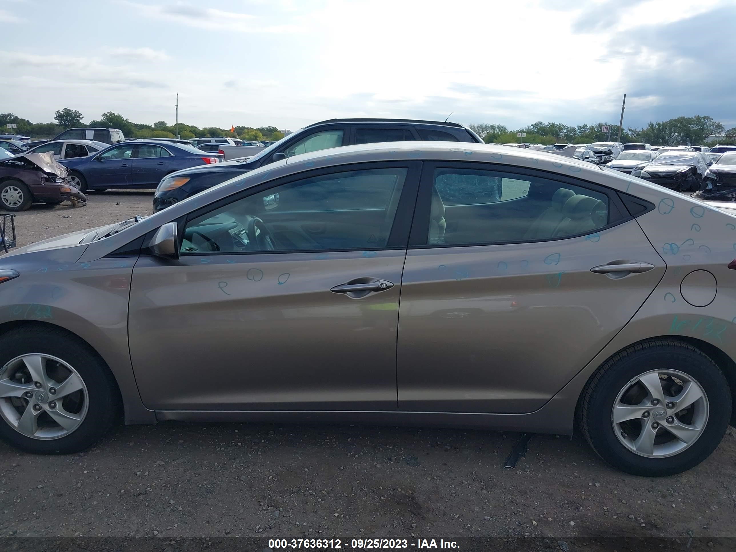 Photo 13 VIN: 5NPDH4AE7FH588499 - HYUNDAI ELANTRA 