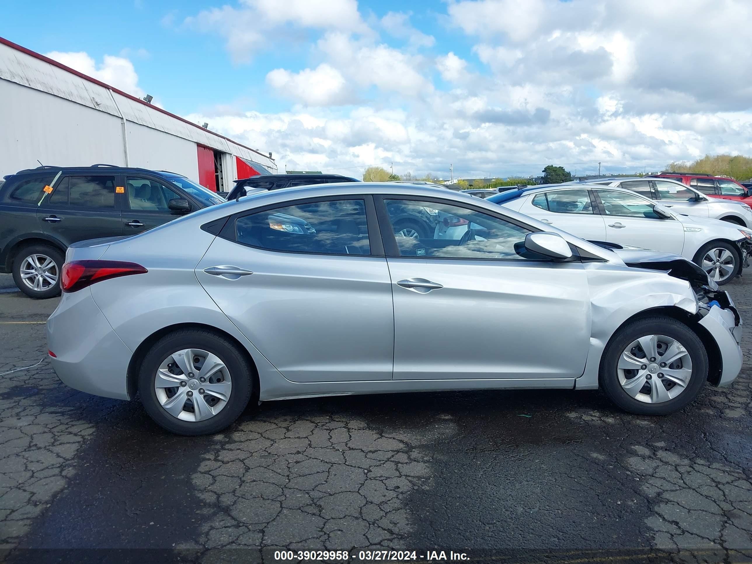 Photo 13 VIN: 5NPDH4AE7GH730769 - HYUNDAI ELANTRA 