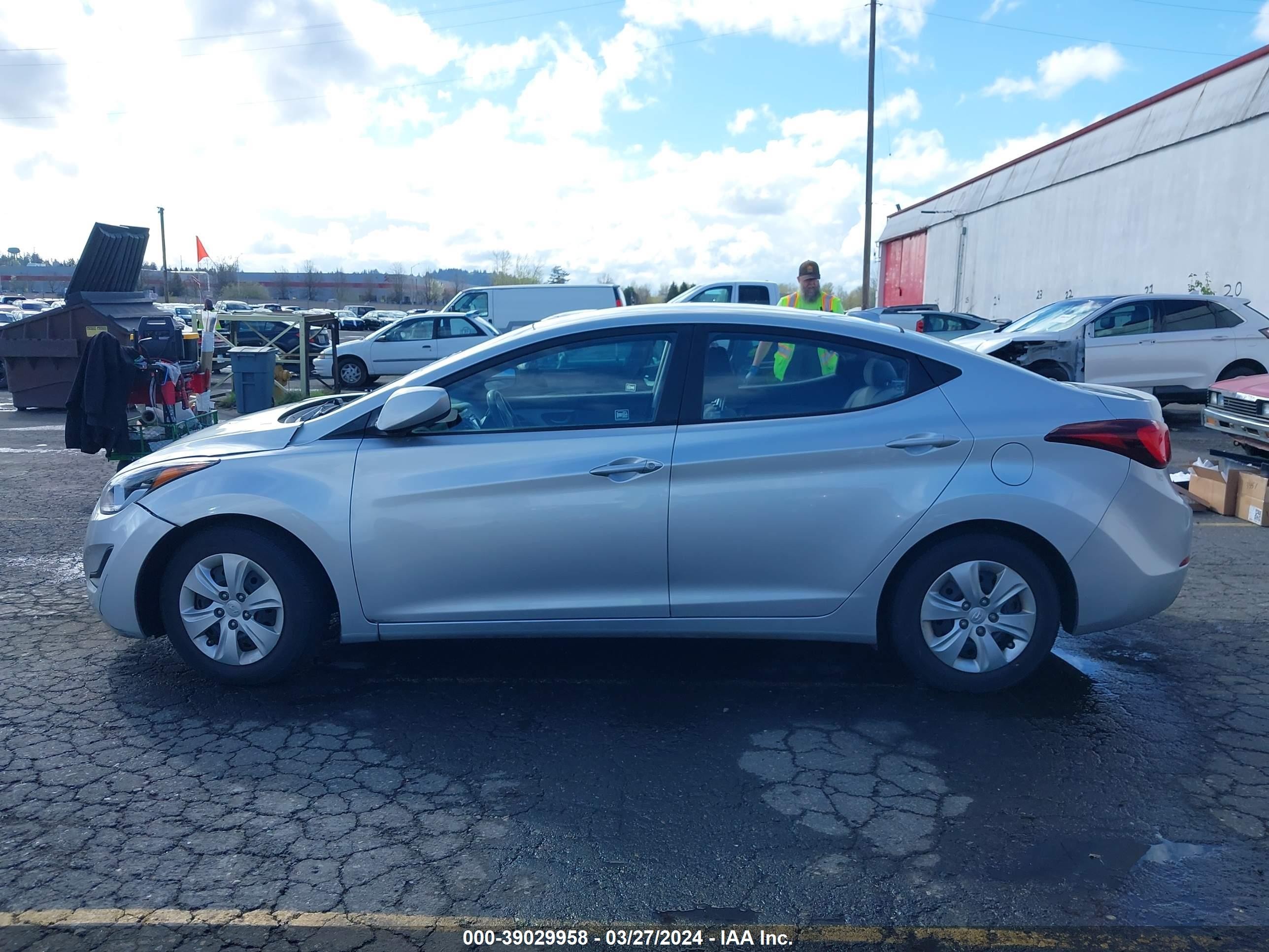 Photo 14 VIN: 5NPDH4AE7GH730769 - HYUNDAI ELANTRA 