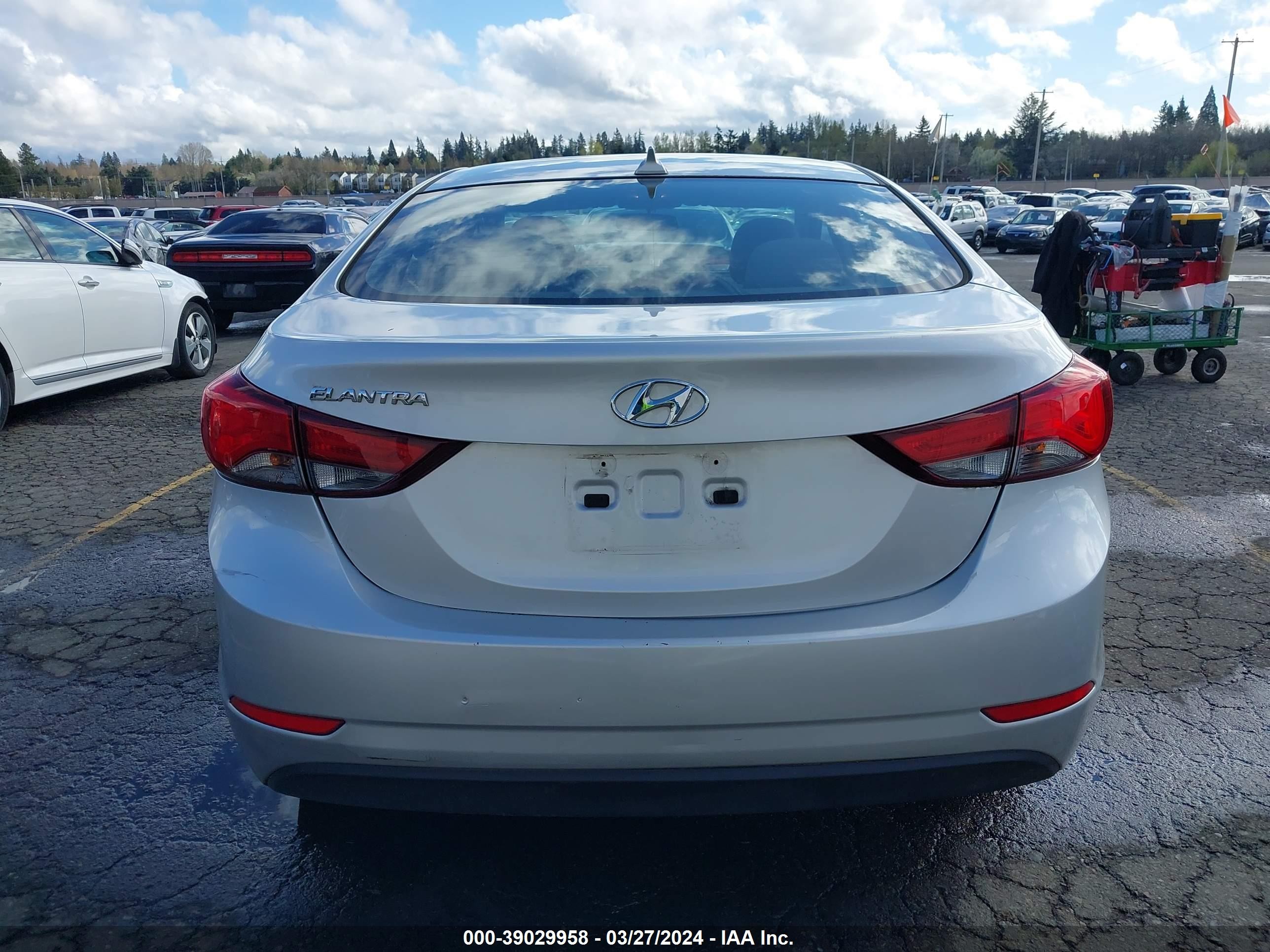 Photo 16 VIN: 5NPDH4AE7GH730769 - HYUNDAI ELANTRA 