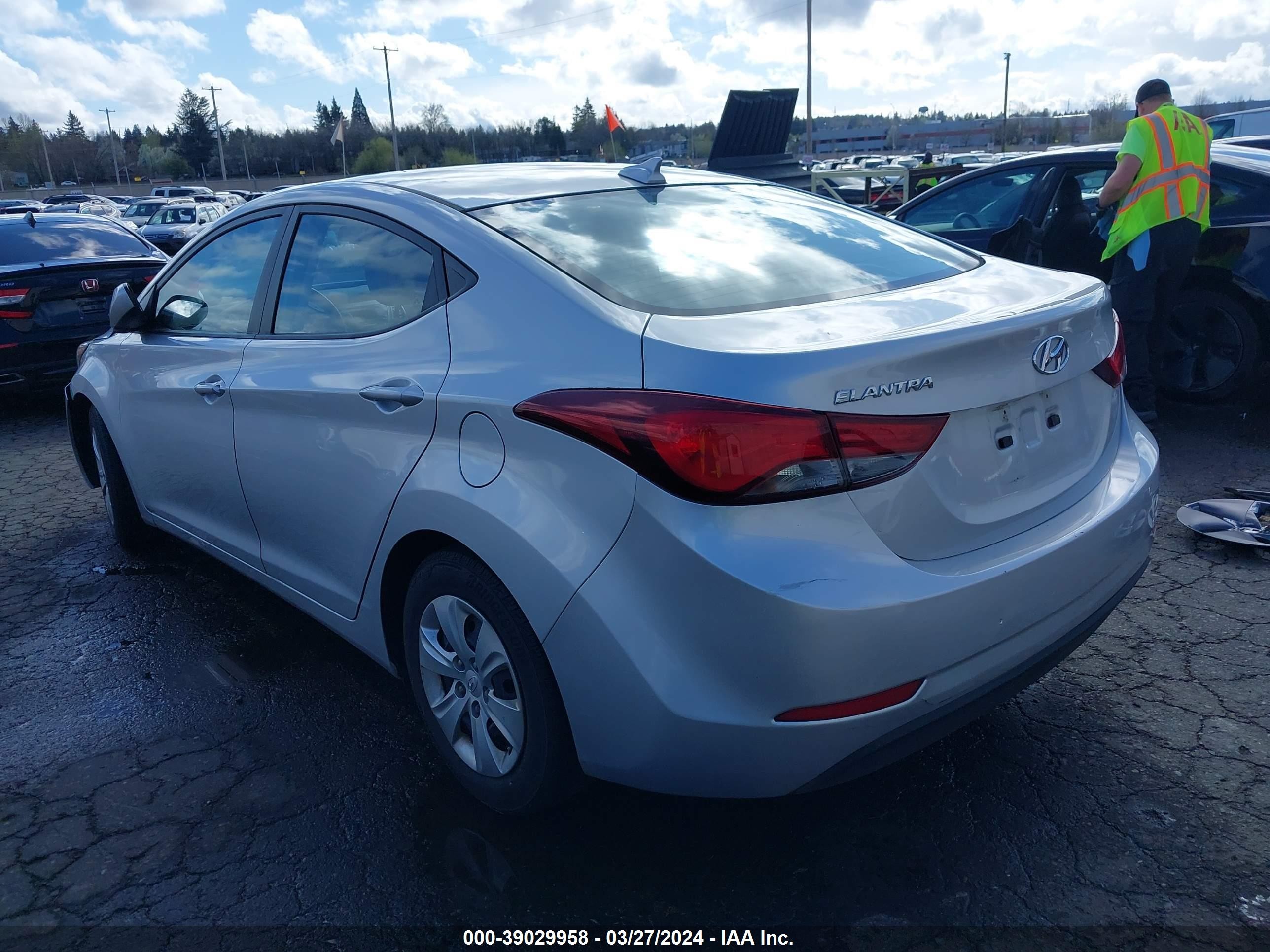 Photo 2 VIN: 5NPDH4AE7GH730769 - HYUNDAI ELANTRA 