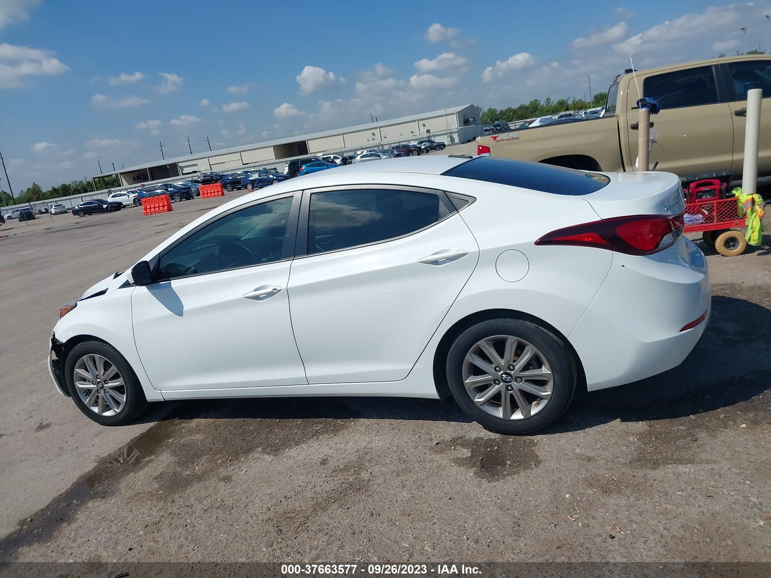 Photo 13 VIN: 5NPDH4AE7GH762282 - HYUNDAI ELANTRA 