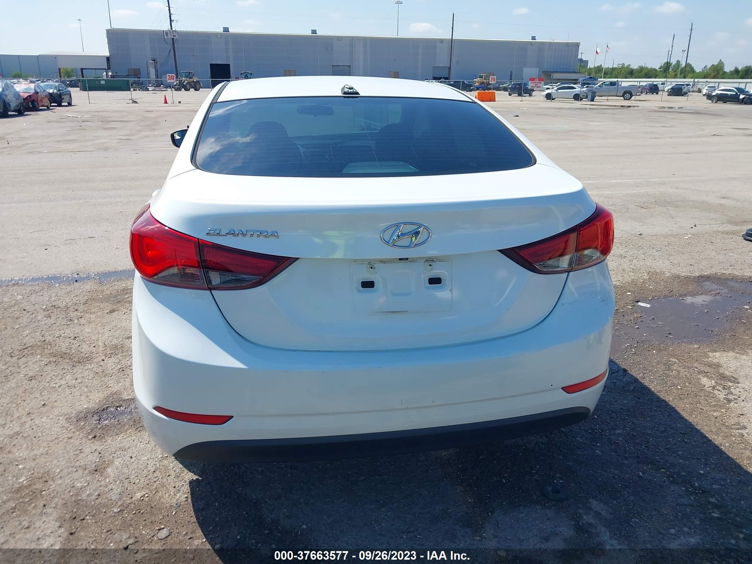 Photo 15 VIN: 5NPDH4AE7GH762282 - HYUNDAI ELANTRA 