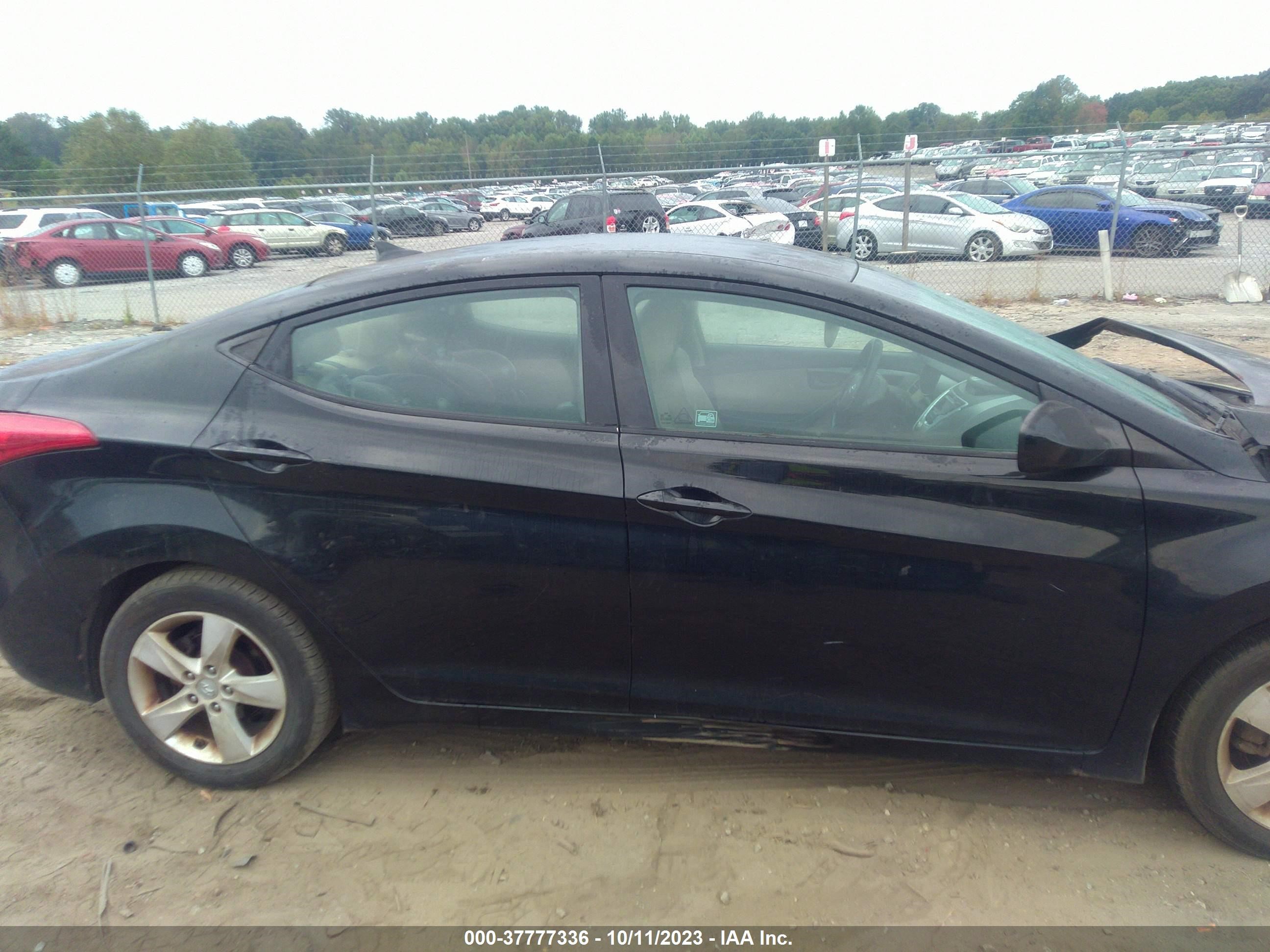 Photo 12 VIN: 5NPDH4AE8BH041591 - HYUNDAI ELANTRA 