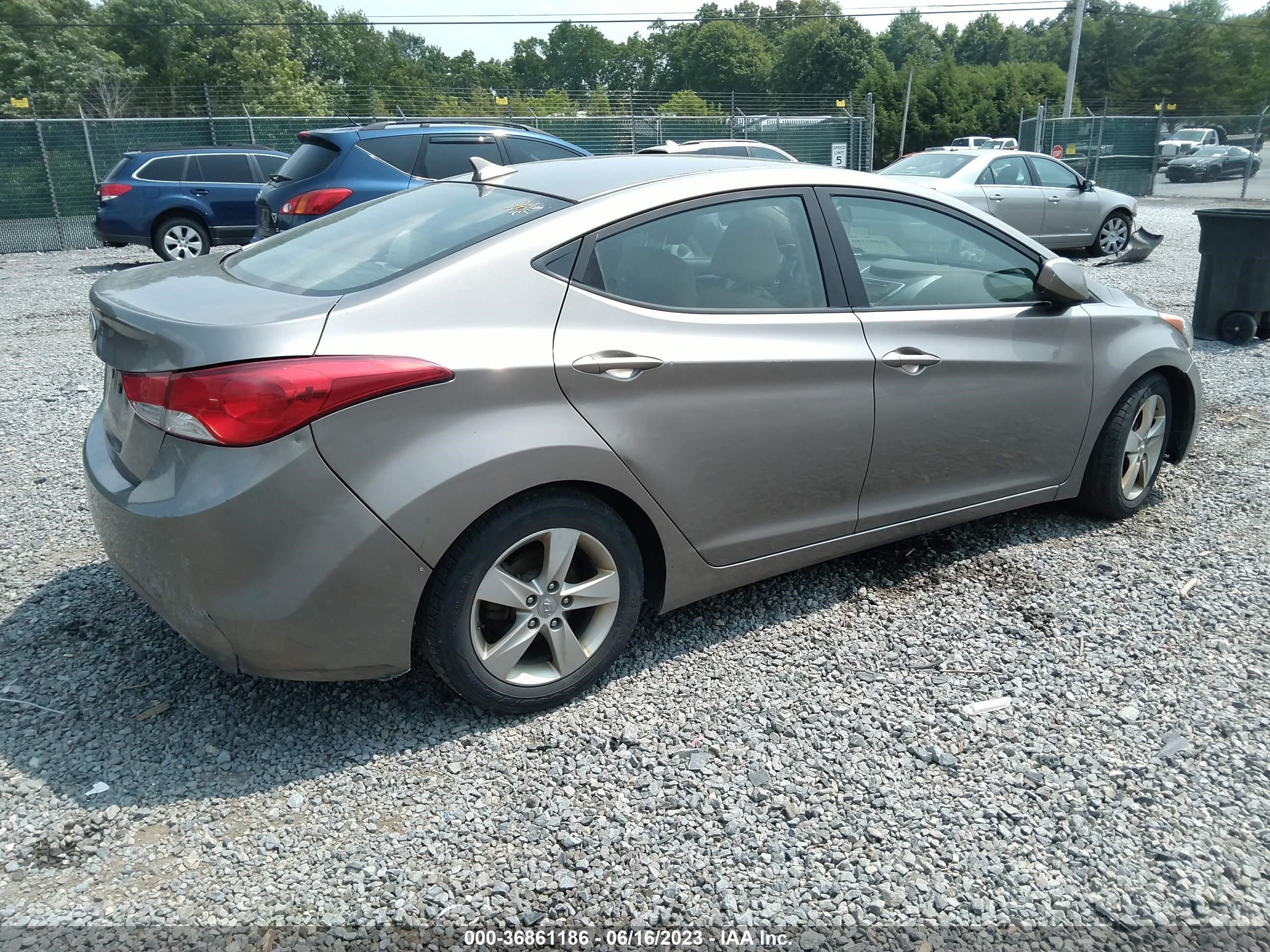 Photo 3 VIN: 5NPDH4AE8BH049514 - HYUNDAI ELANTRA 