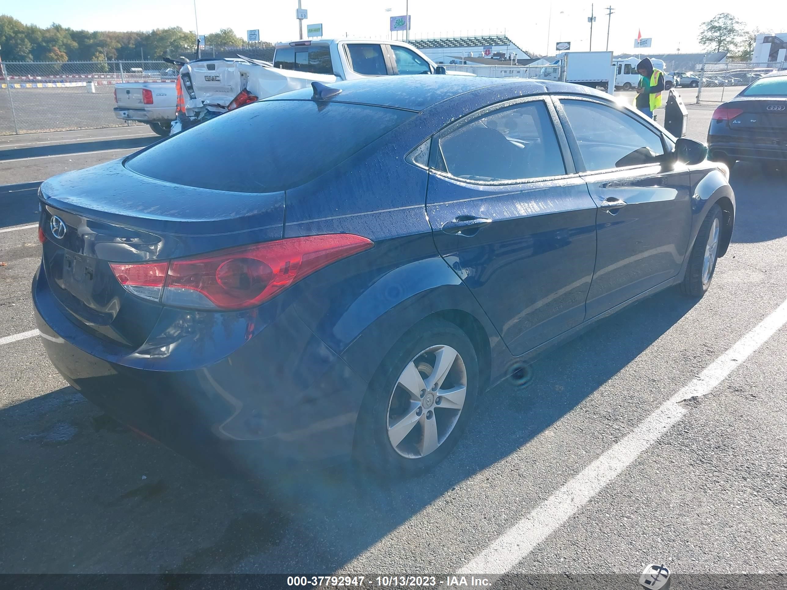 Photo 3 VIN: 5NPDH4AE8CH078612 - HYUNDAI ELANTRA 