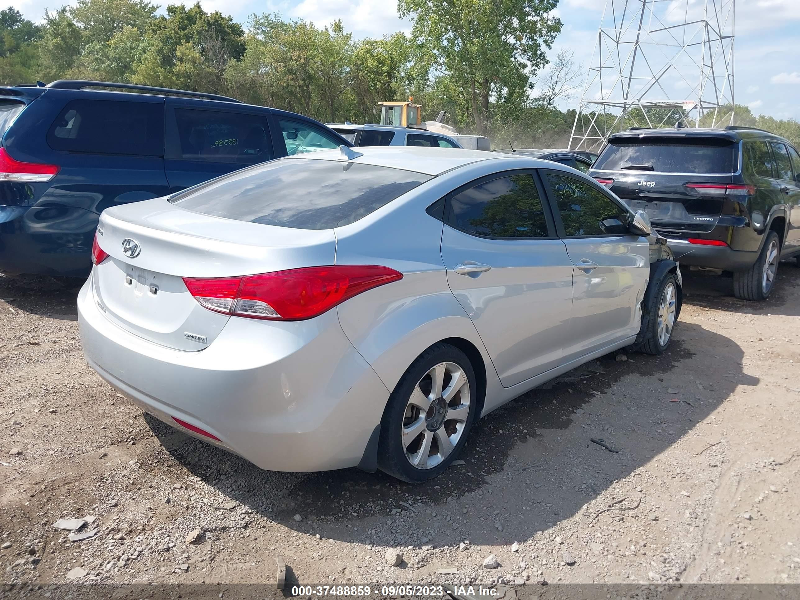 Photo 3 VIN: 5NPDH4AE8DH331431 - HYUNDAI ELANTRA 