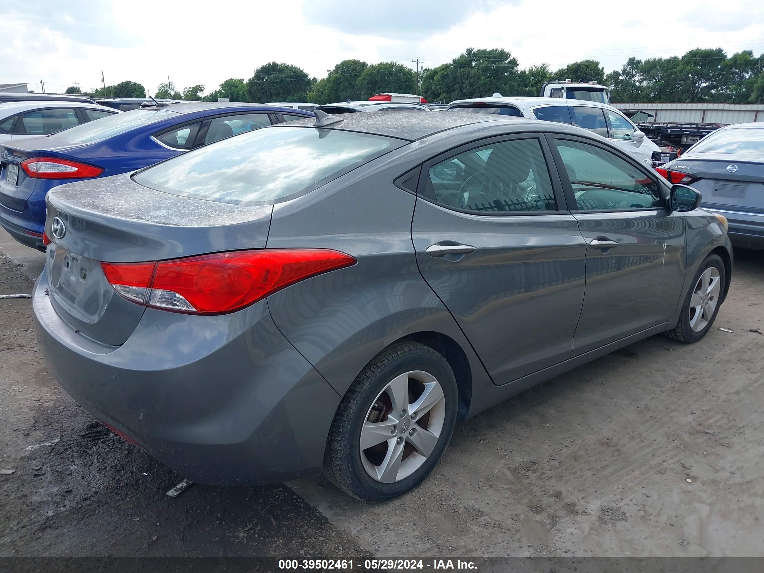 Photo 3 VIN: 5NPDH4AE8DH398028 - HYUNDAI ELANTRA 